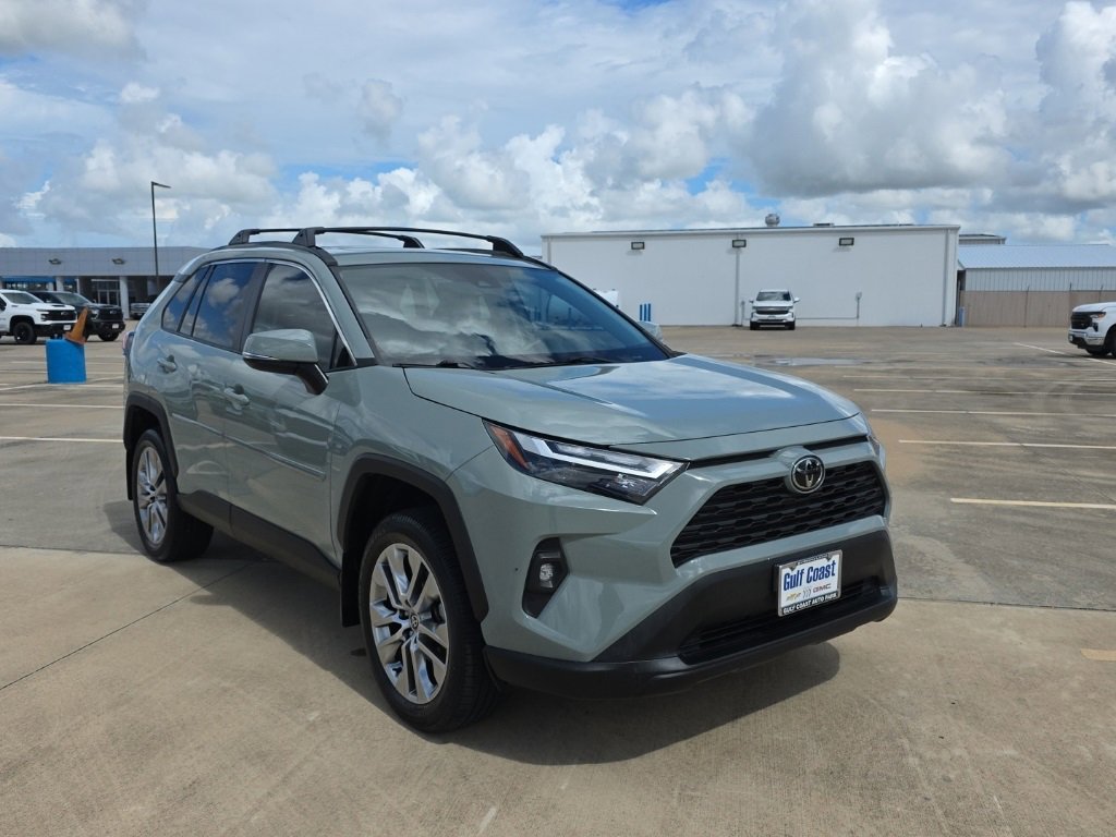 2023 Toyota RAV4 XLE Premium photo 3