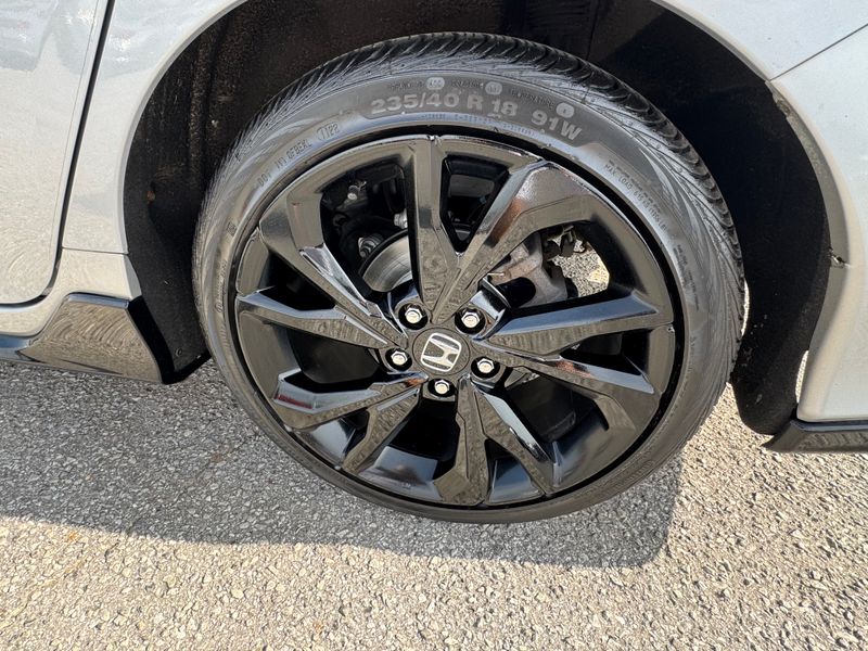 2018 Honda Civic Sport Touring photo 4