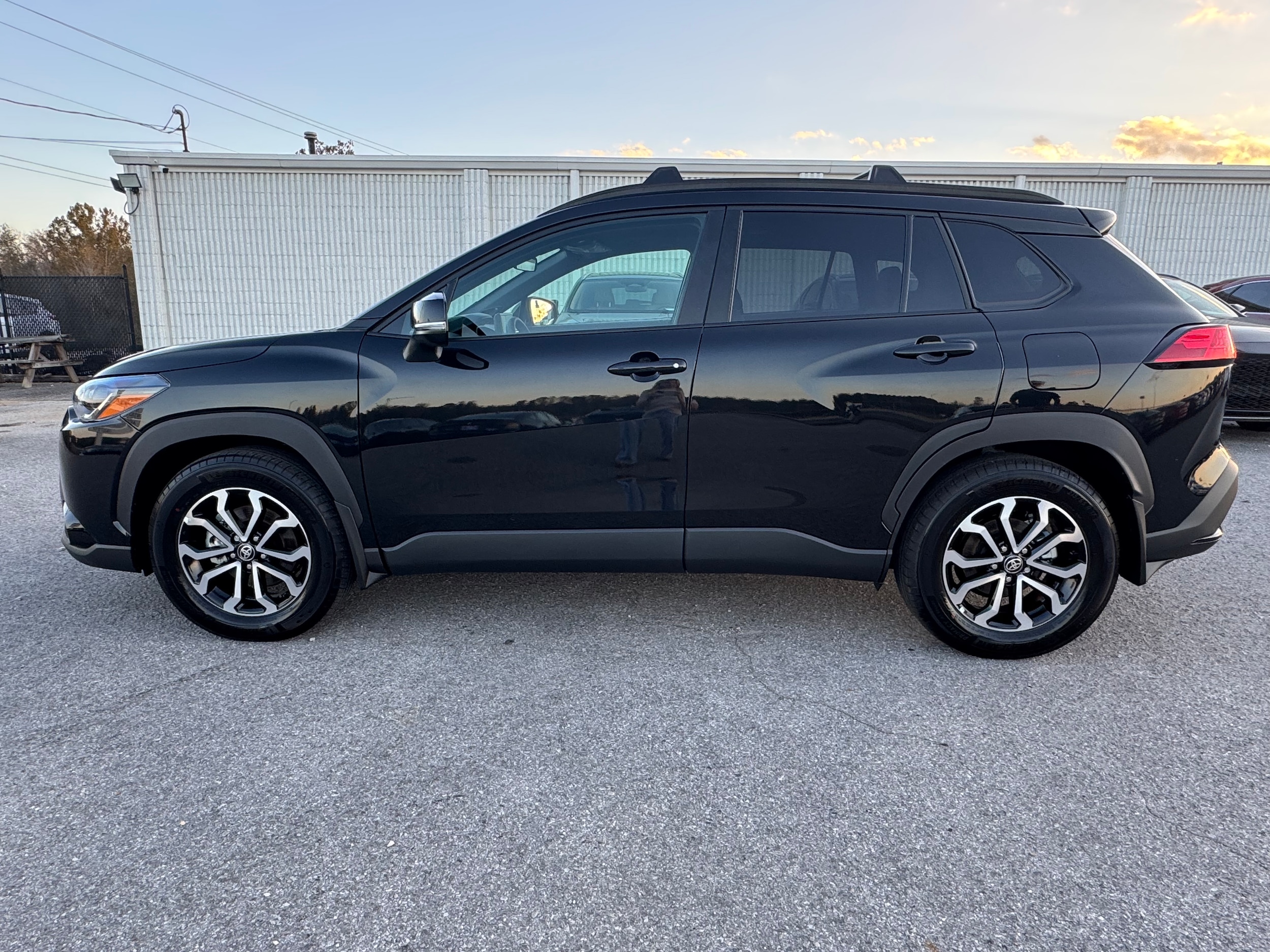 2025 Toyota Corolla Cross SE's photo