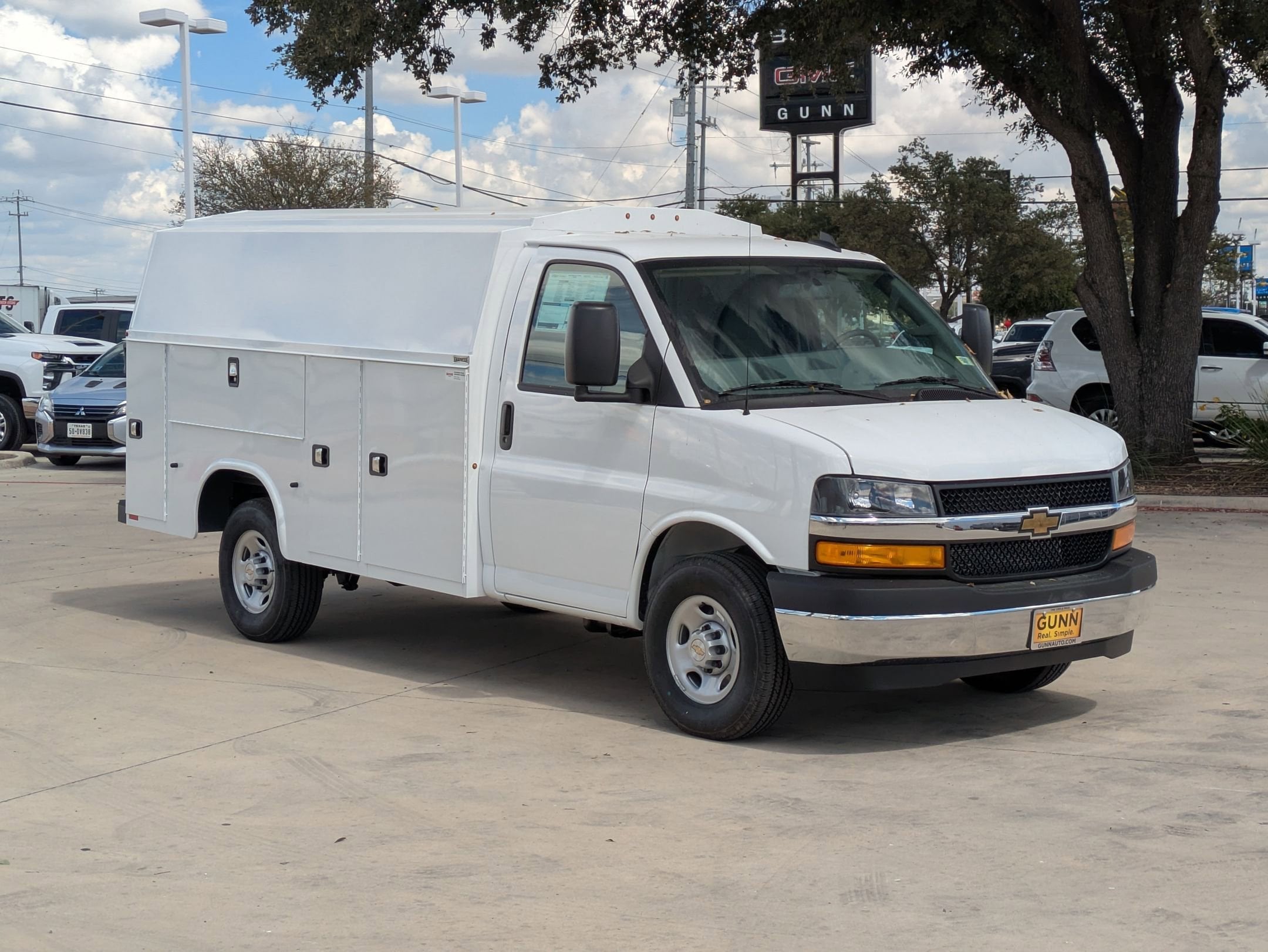 2025 Chevrolet Express Cutaway Base's photo