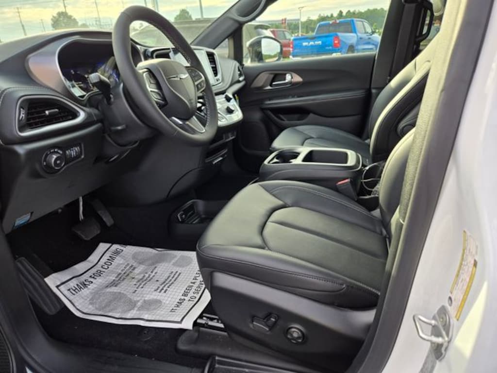 New 2026 Chrysler Pacifica SELECT Passenger Van