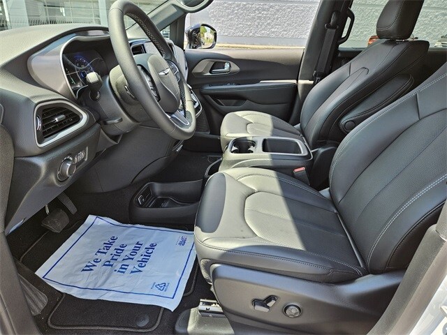 2026 Chrysler Voyager LX photo 4