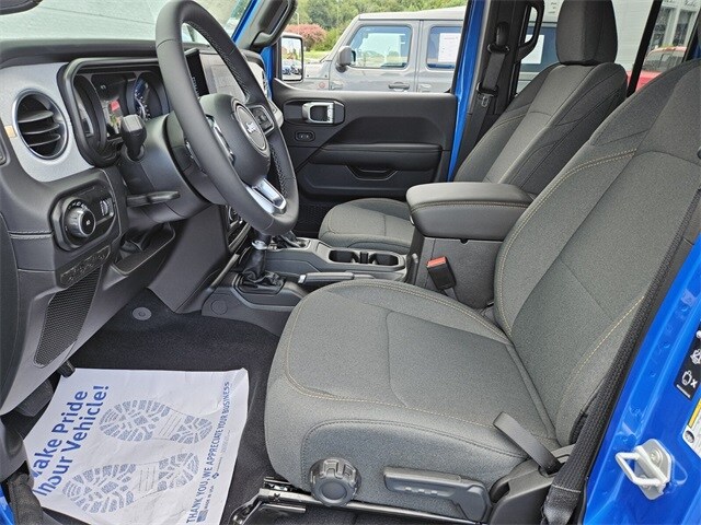2025 Jeep Wrangler Sahara photo 4