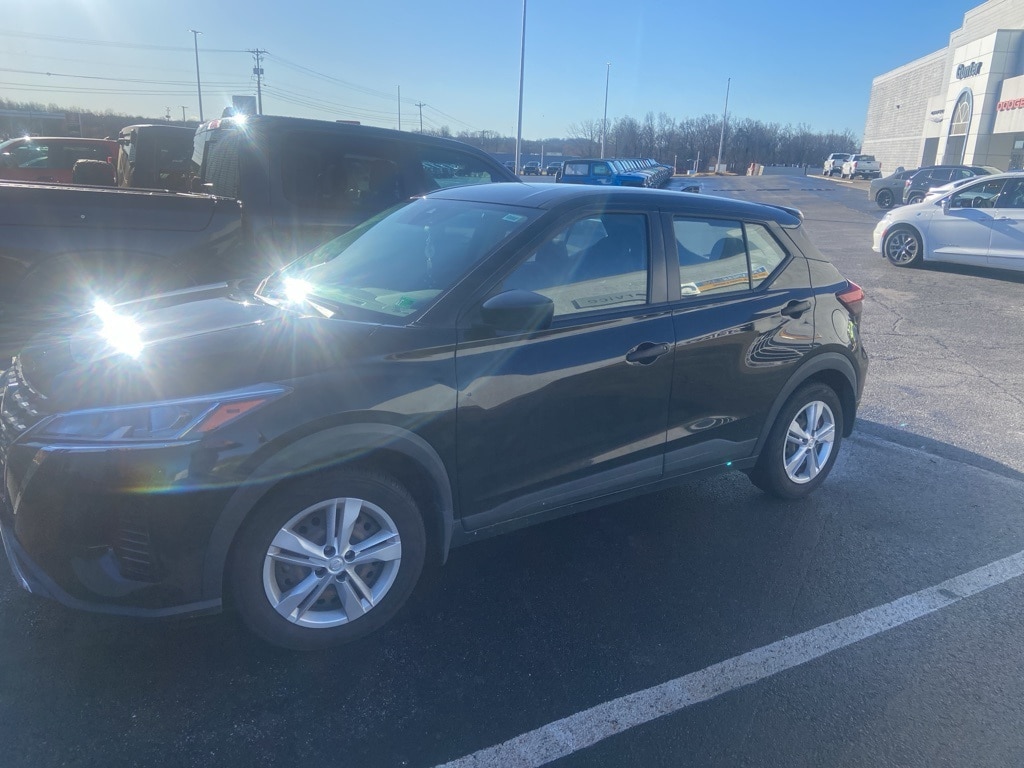 2023 Nissan Kicks S's photo