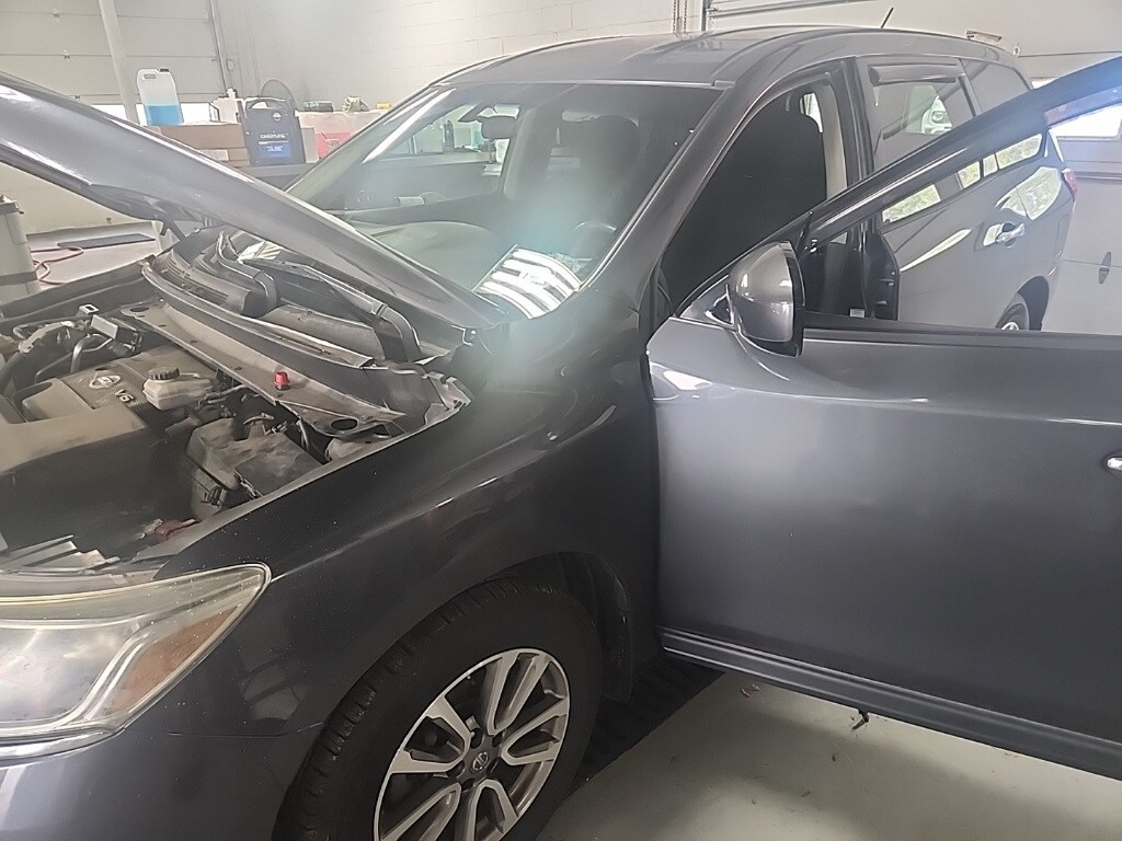 2014 Nissan Pathfinder S photo 2