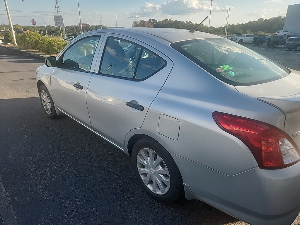 2015 Nissan Versa 1.6 Plus photo 4