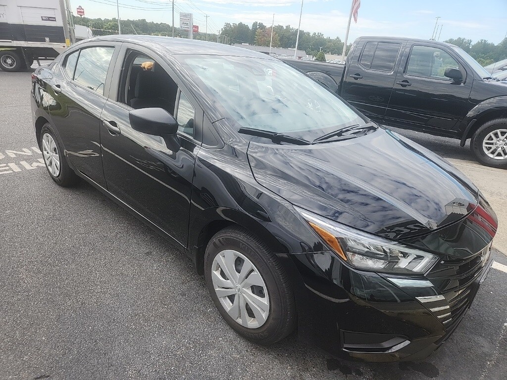 2025 Nissan Versa 1.6 S photo 2