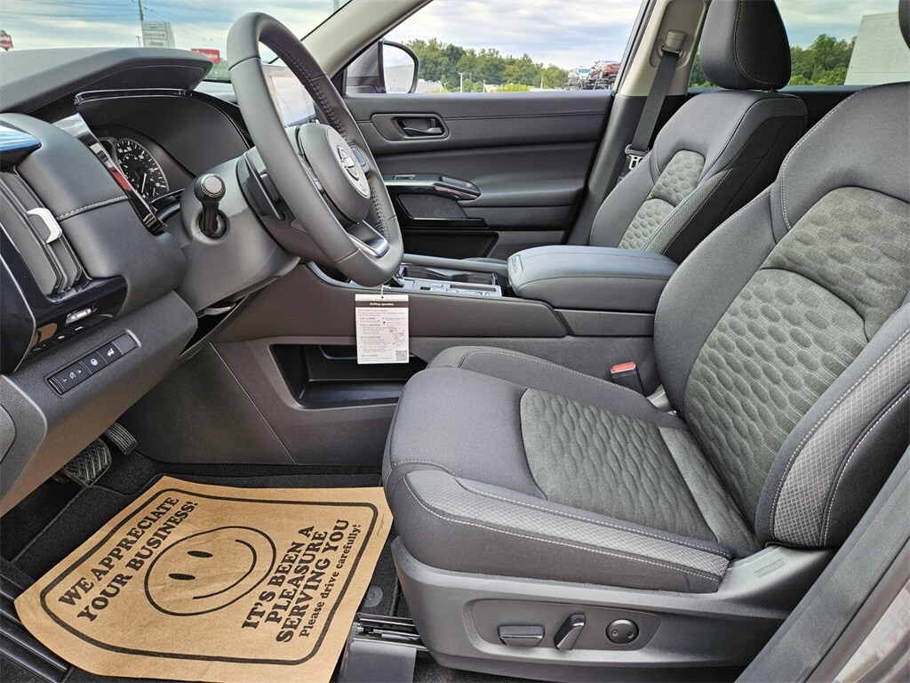 2025 Nissan Pathfinder SV photo 4