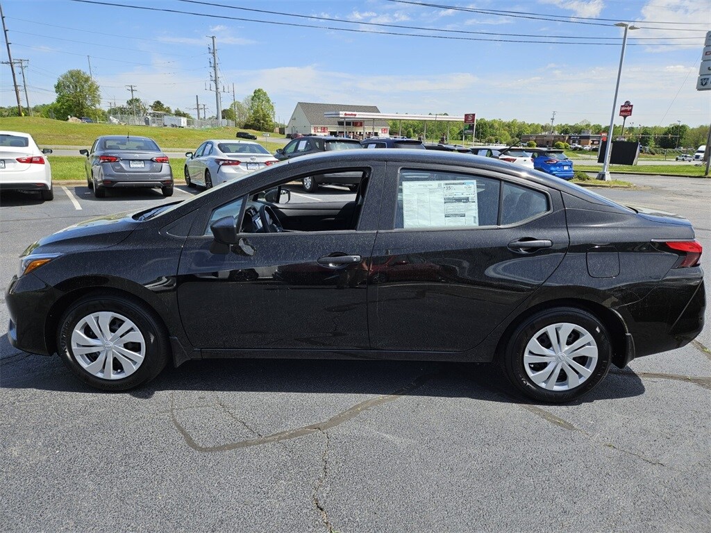 2025 Nissan Versa 1.6 S photo 3