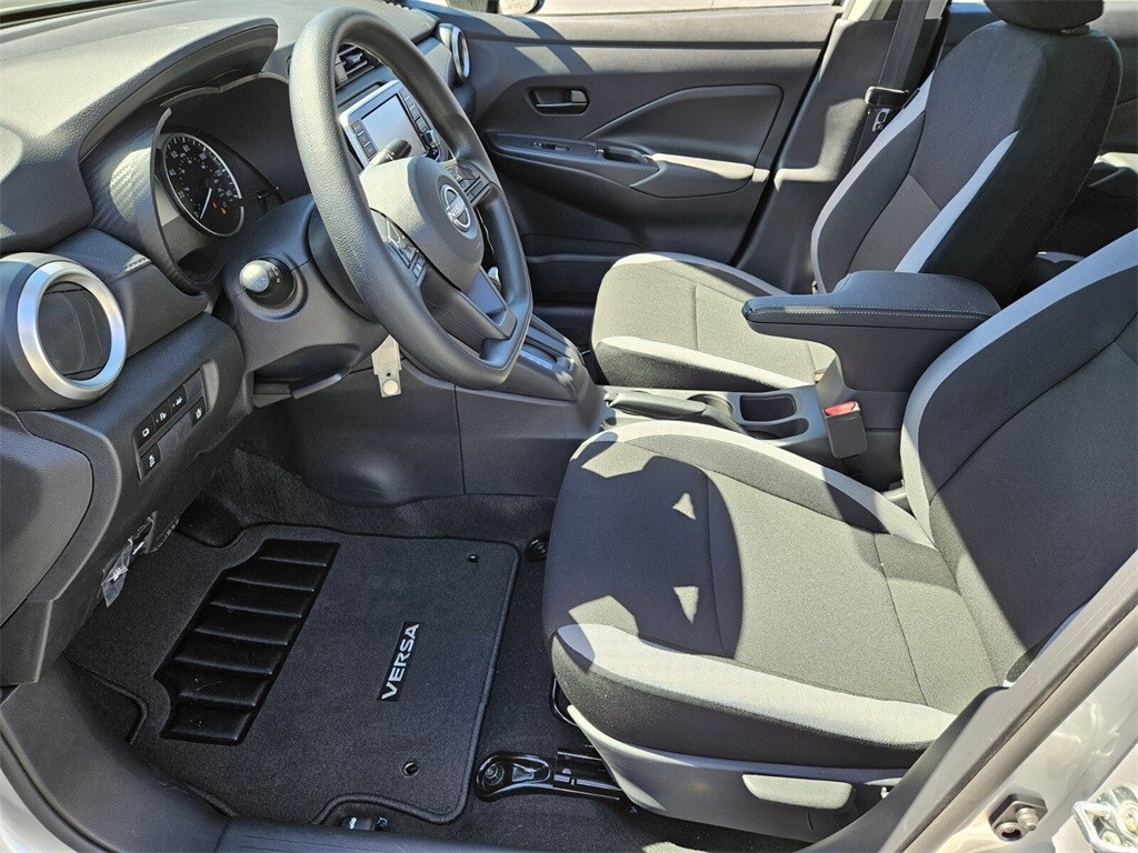 2025 Nissan Versa 1.6 S photo 4