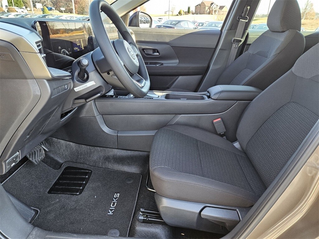 2026 Nissan Kicks S photo 2