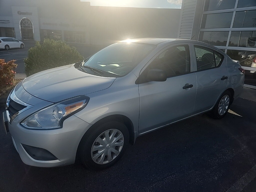 2015 Nissan Versa 1.6 Plus photo 2