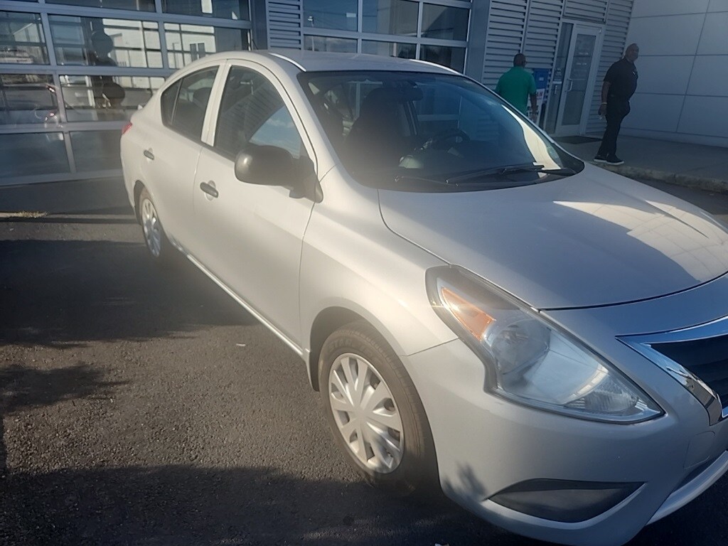 2015 Nissan Versa 1.6 Plus photo 3