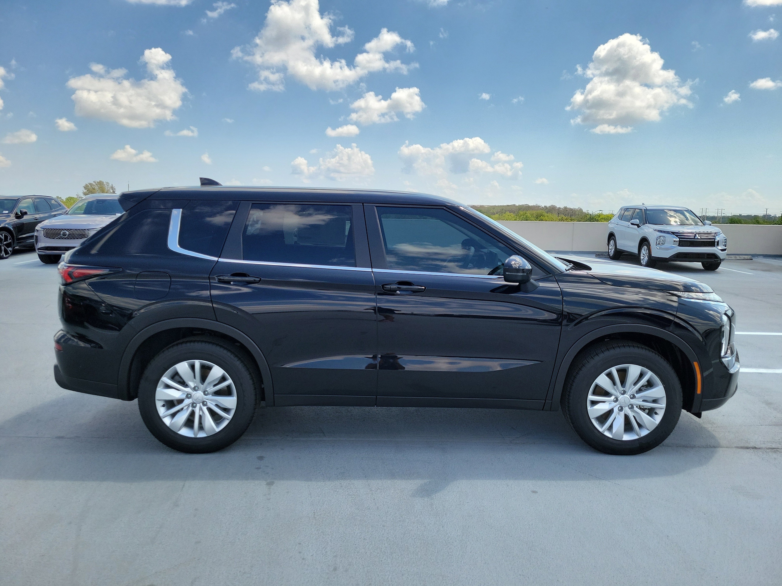 2026 Mitsubishi Outlander ES - Photo 4