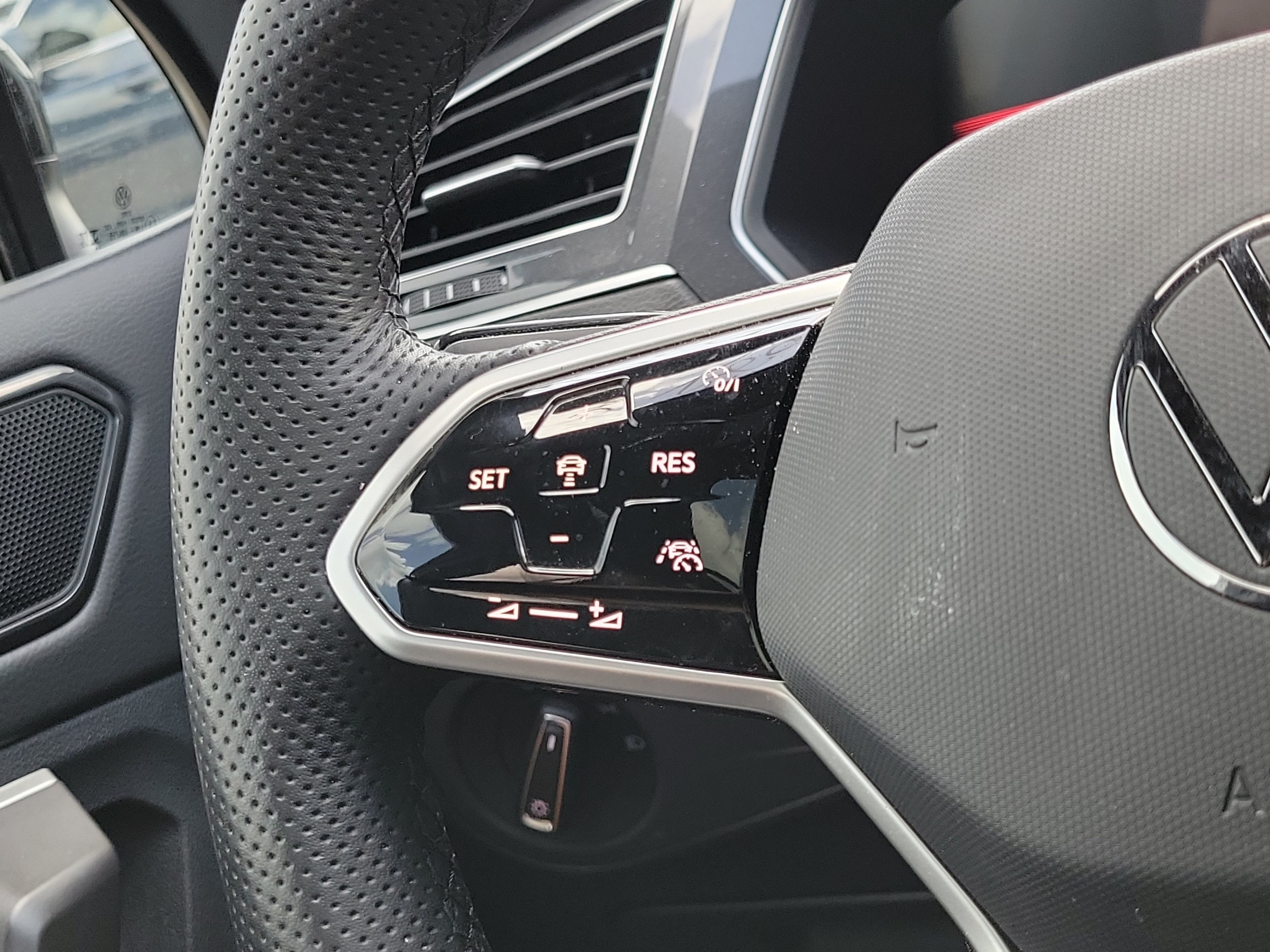 2023 Volkswagen Tiguan SE R-LINE BLACK - Photo 24