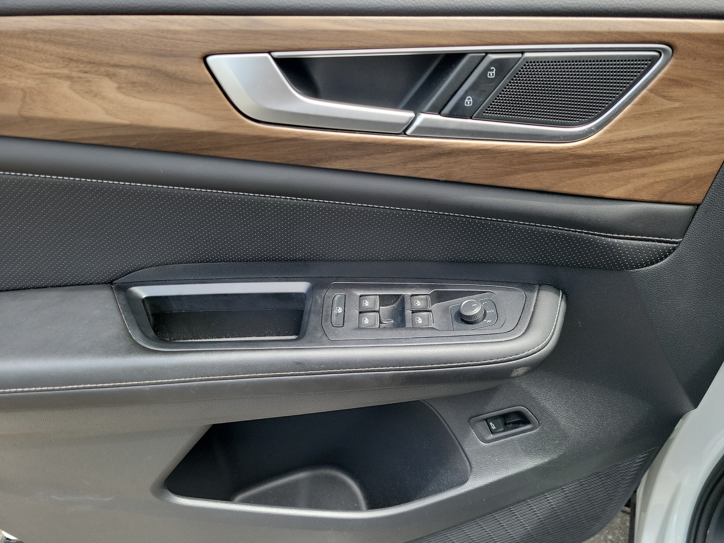 2024 Volkswagen Atlas SE w/Tech - Photo 18
