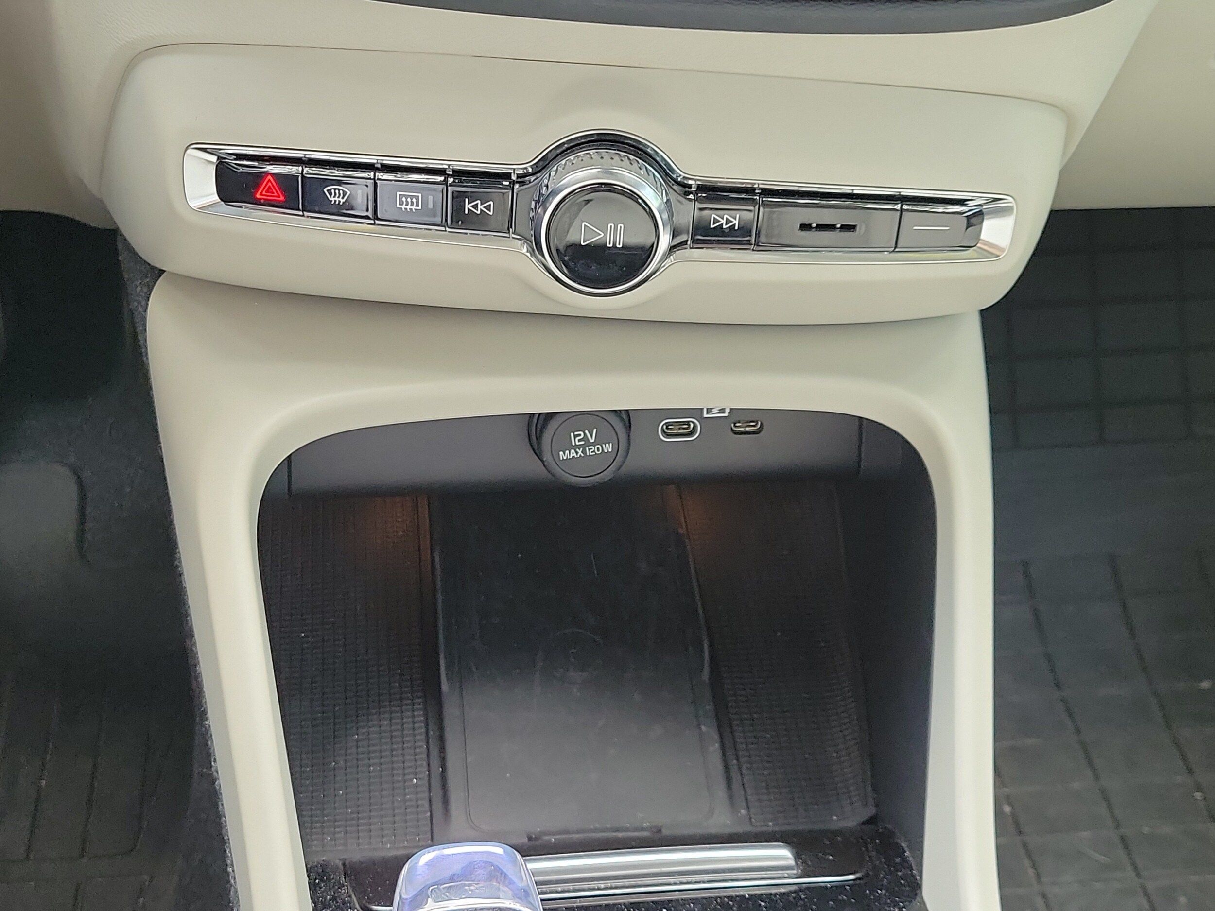 2024 Volvo XC40 Plus - Photo 24