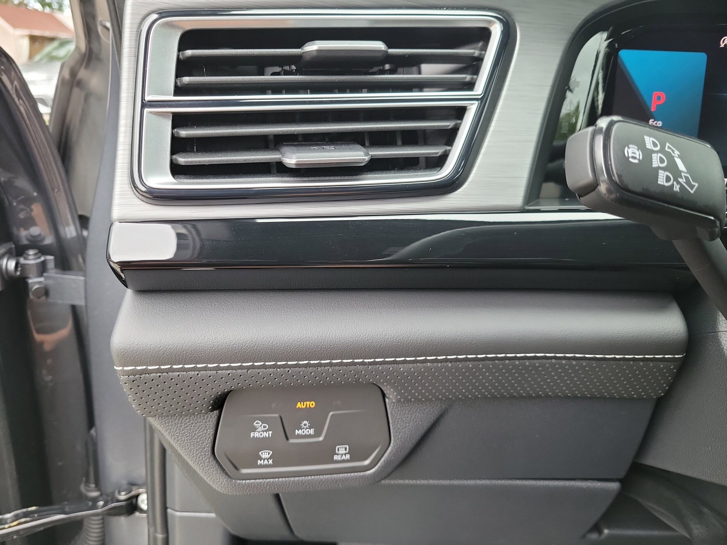 2025 Volkswagen Atlas Cross Sport SE w/Tech - Photo 20