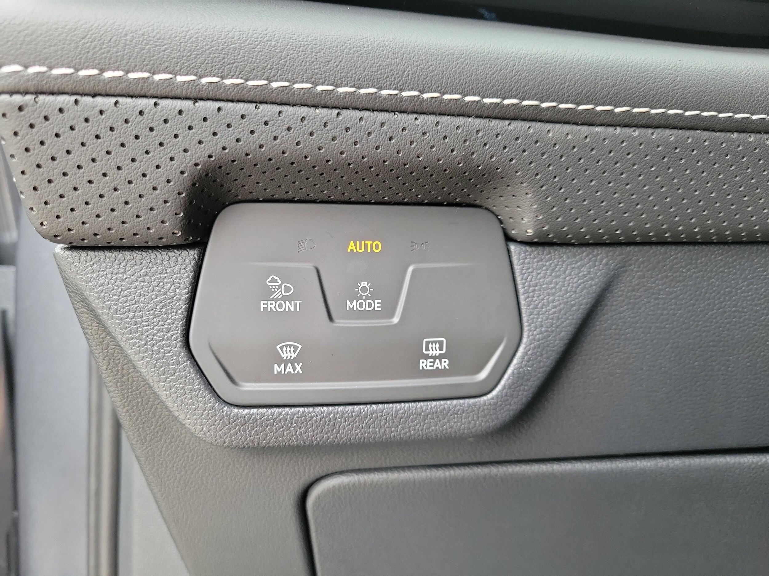 2025 Volkswagen Atlas Cross Sport SE w/Tech - Photo 21