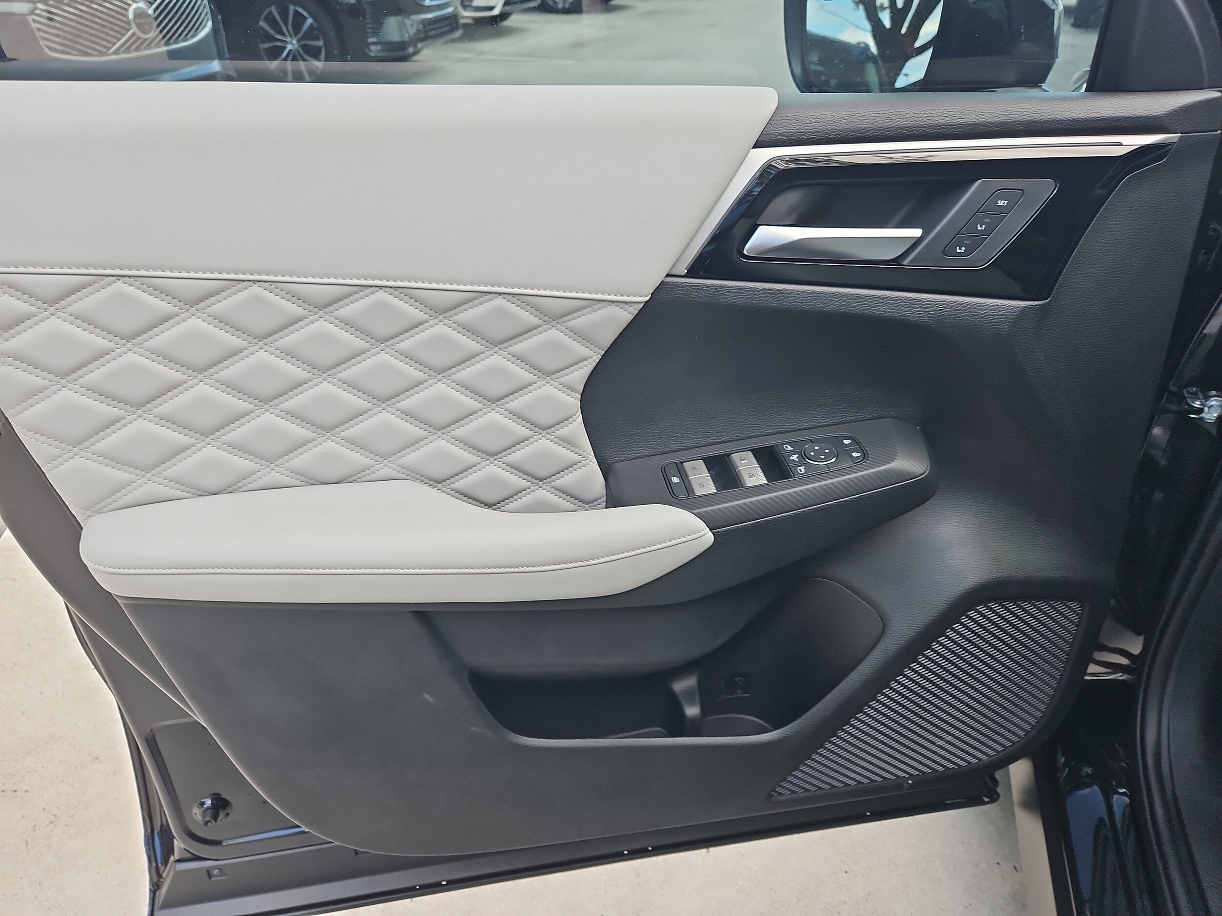 2025 Mitsubishi Outlander Plug-in Hybrid SEL - Photo 13
