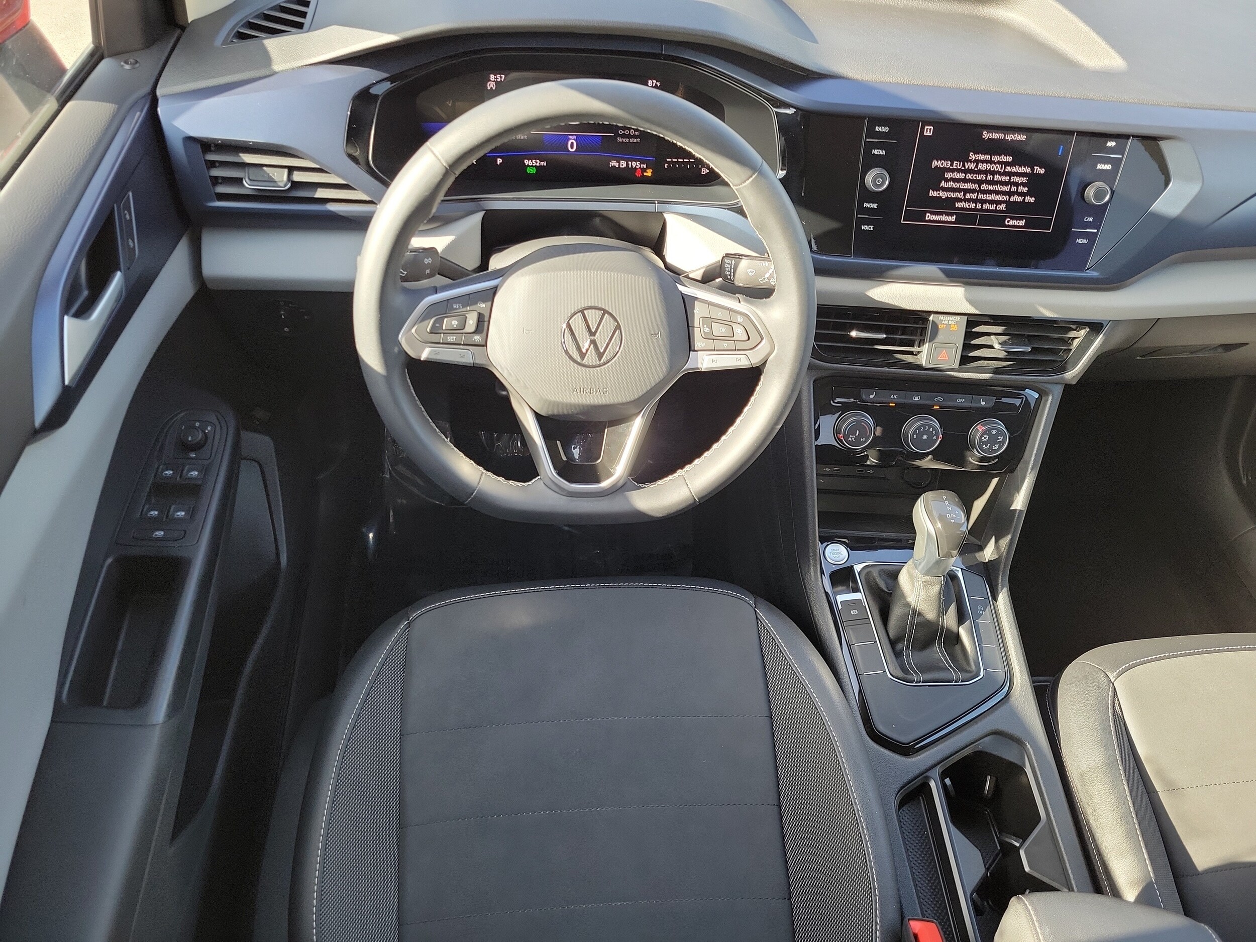 2023 Volkswagen Taos SE - Photo 9