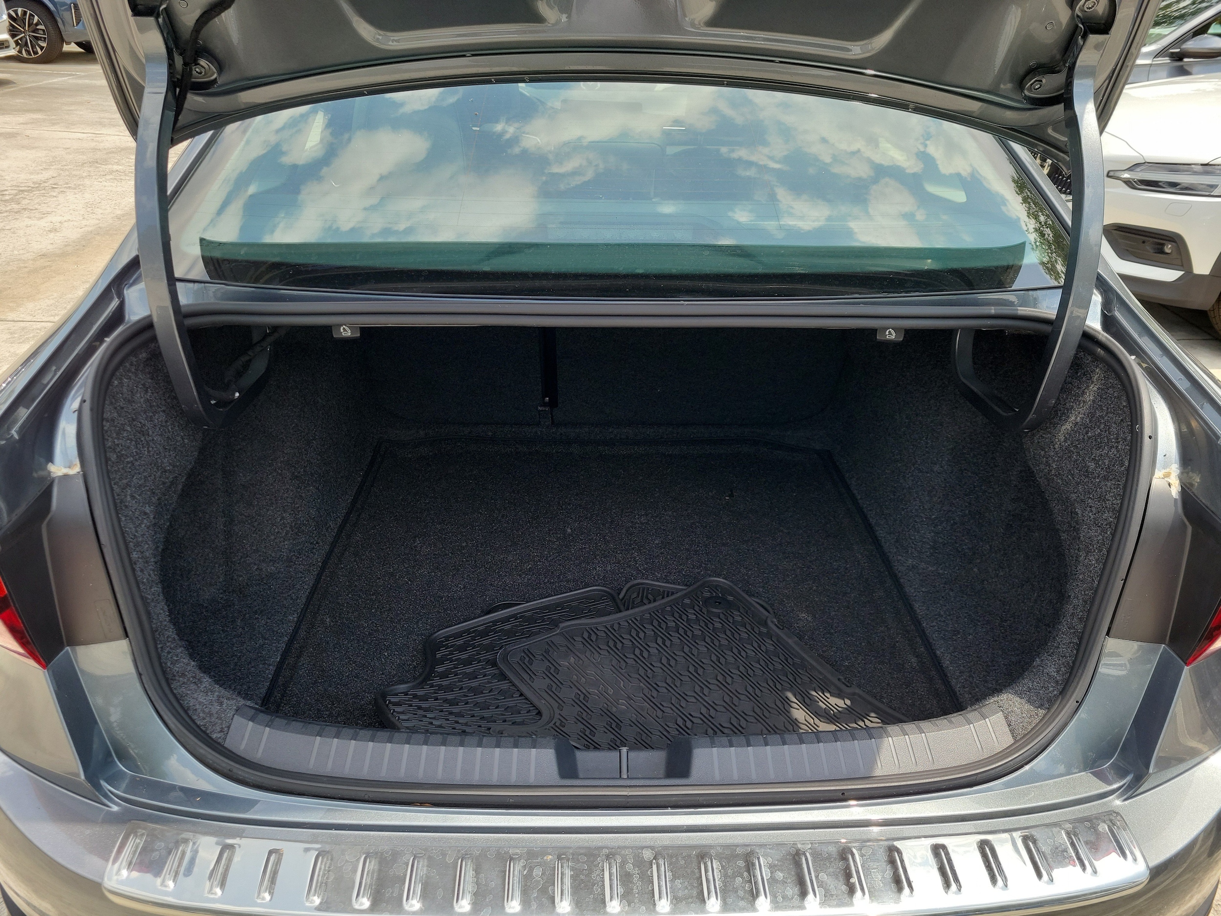 2025 Volkswagen Jetta SE - Photo 10