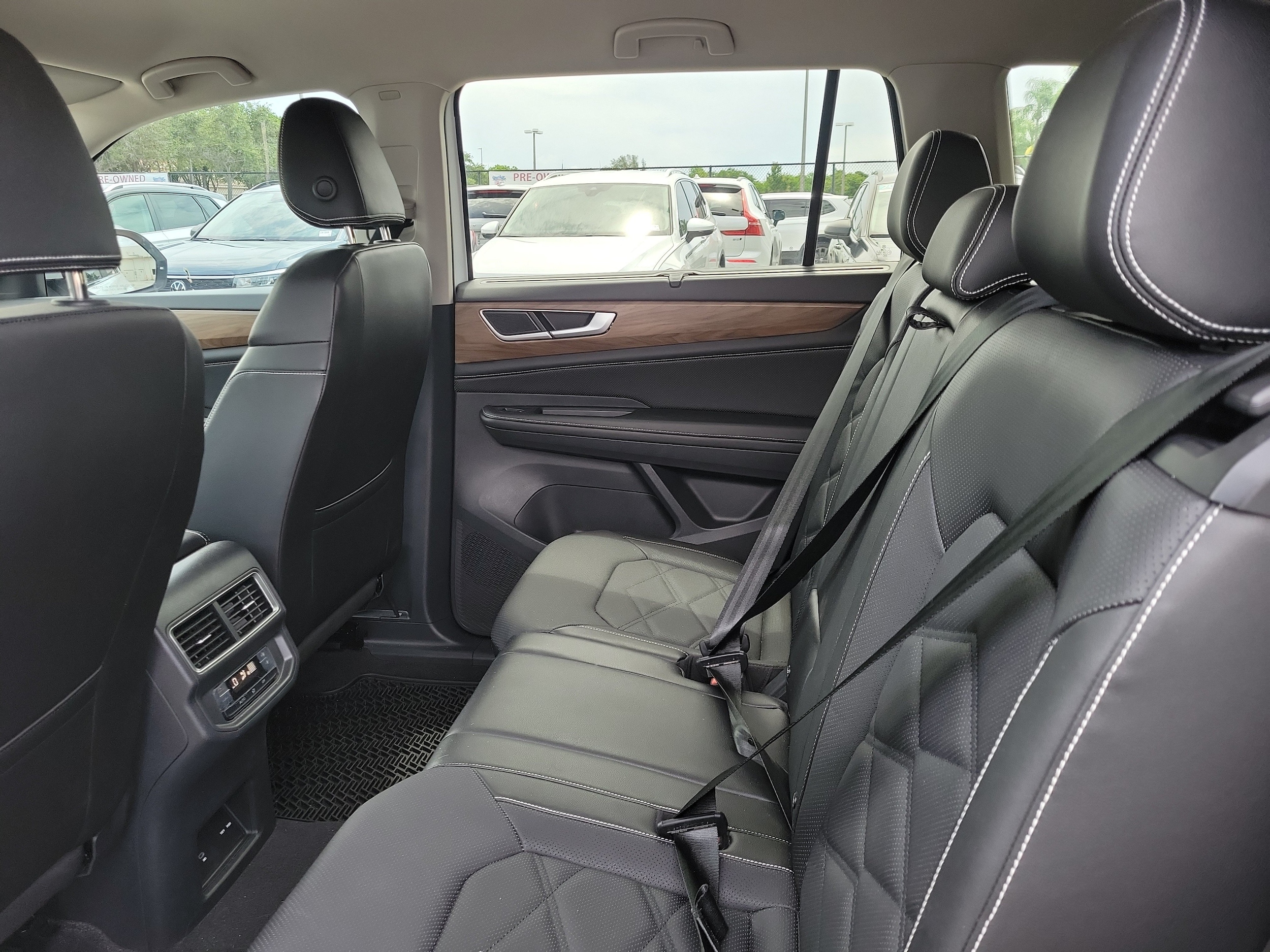 2024 Volkswagen Atlas SE w/Tech - Photo 12