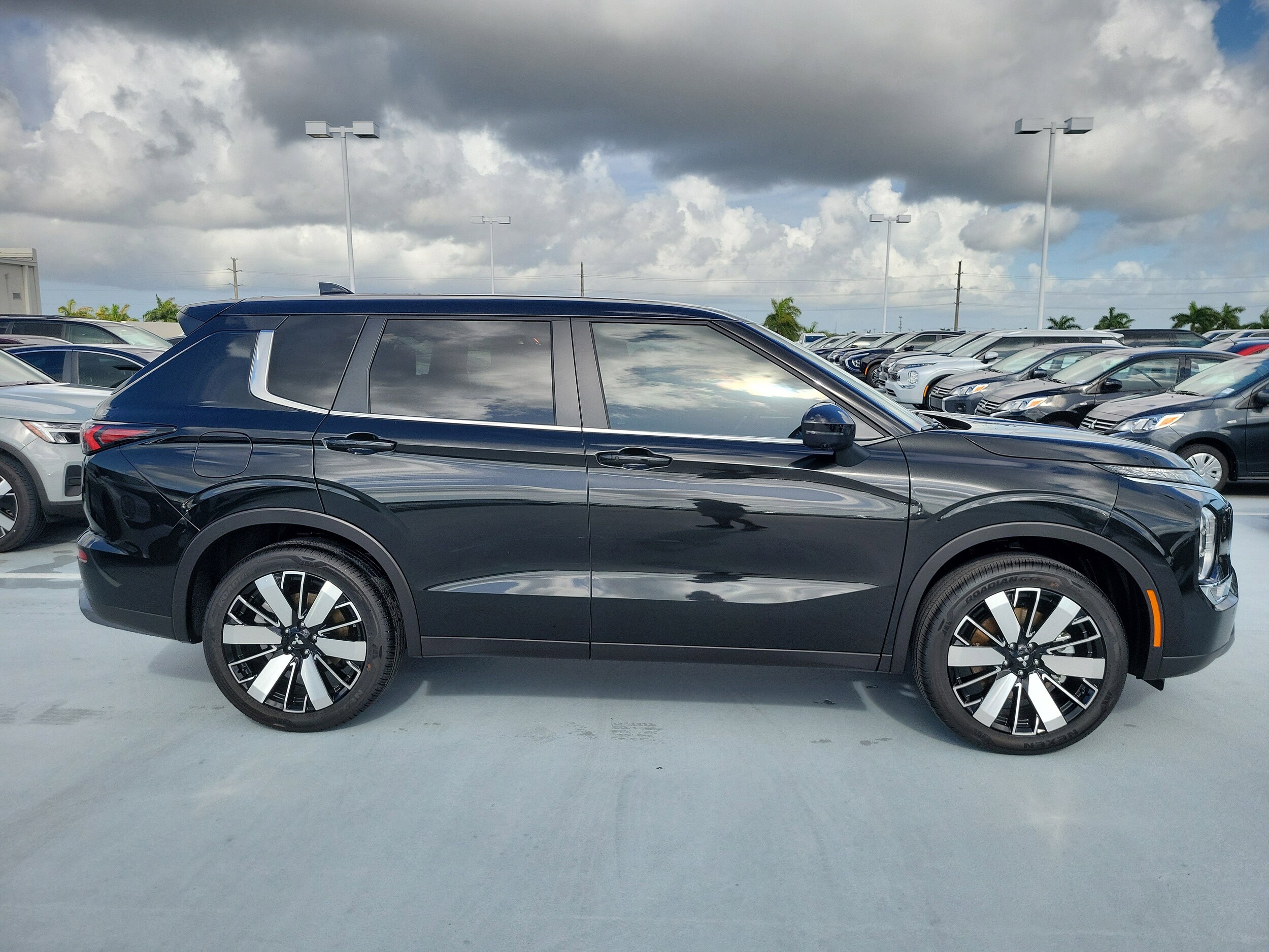 2025 Mitsubishi Outlander SE - Photo 4