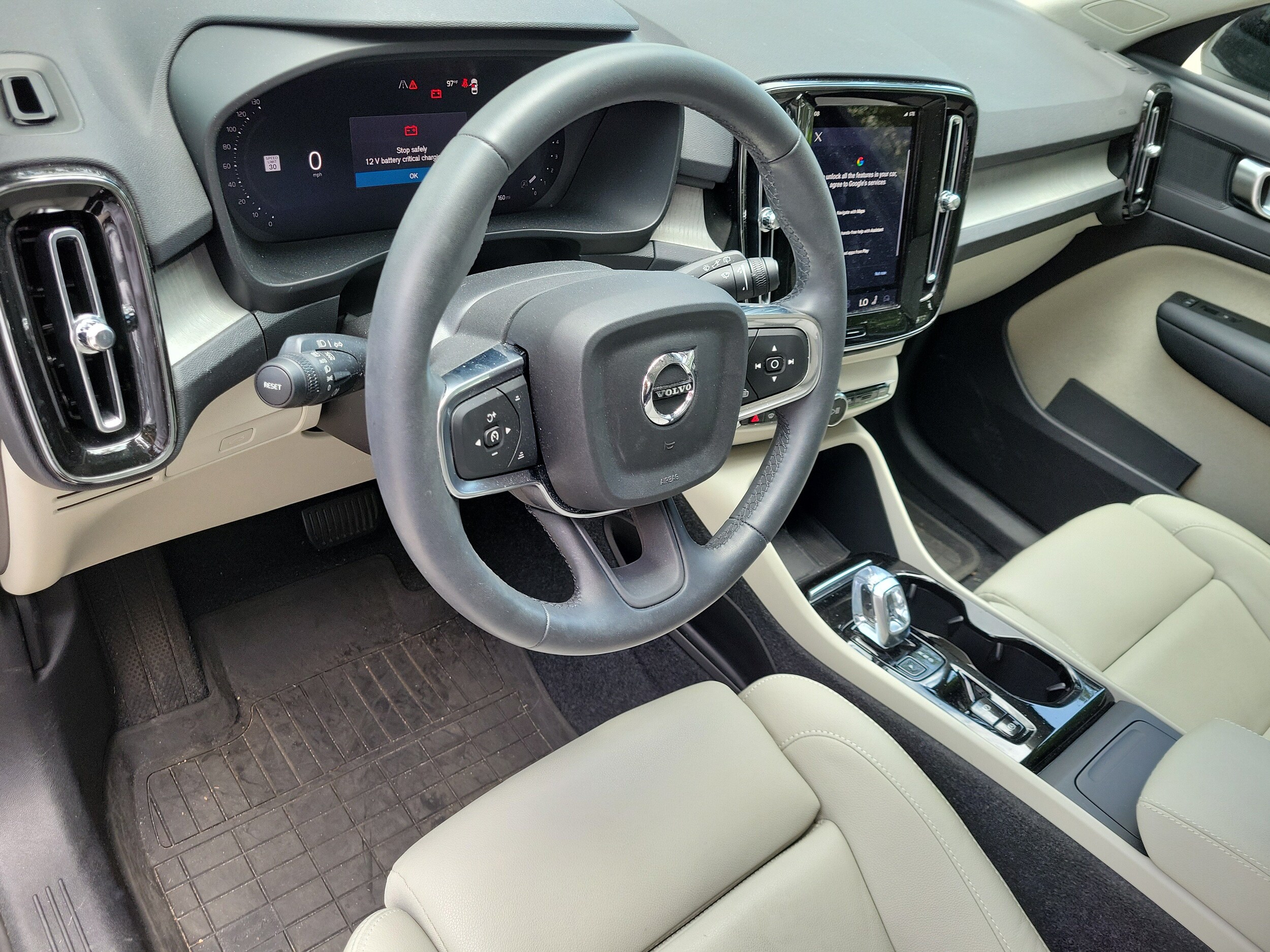 2024 Volvo XC40 Plus - Photo 17