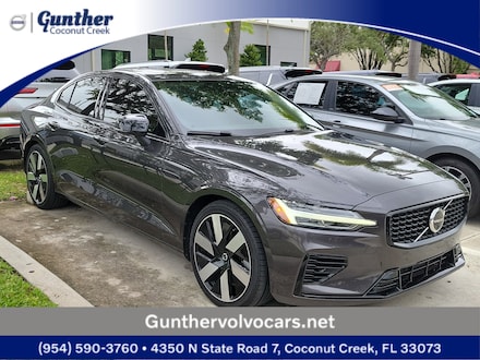 2024 Volvo S60 plug-in hybrid T8 Plus Dark Sedan