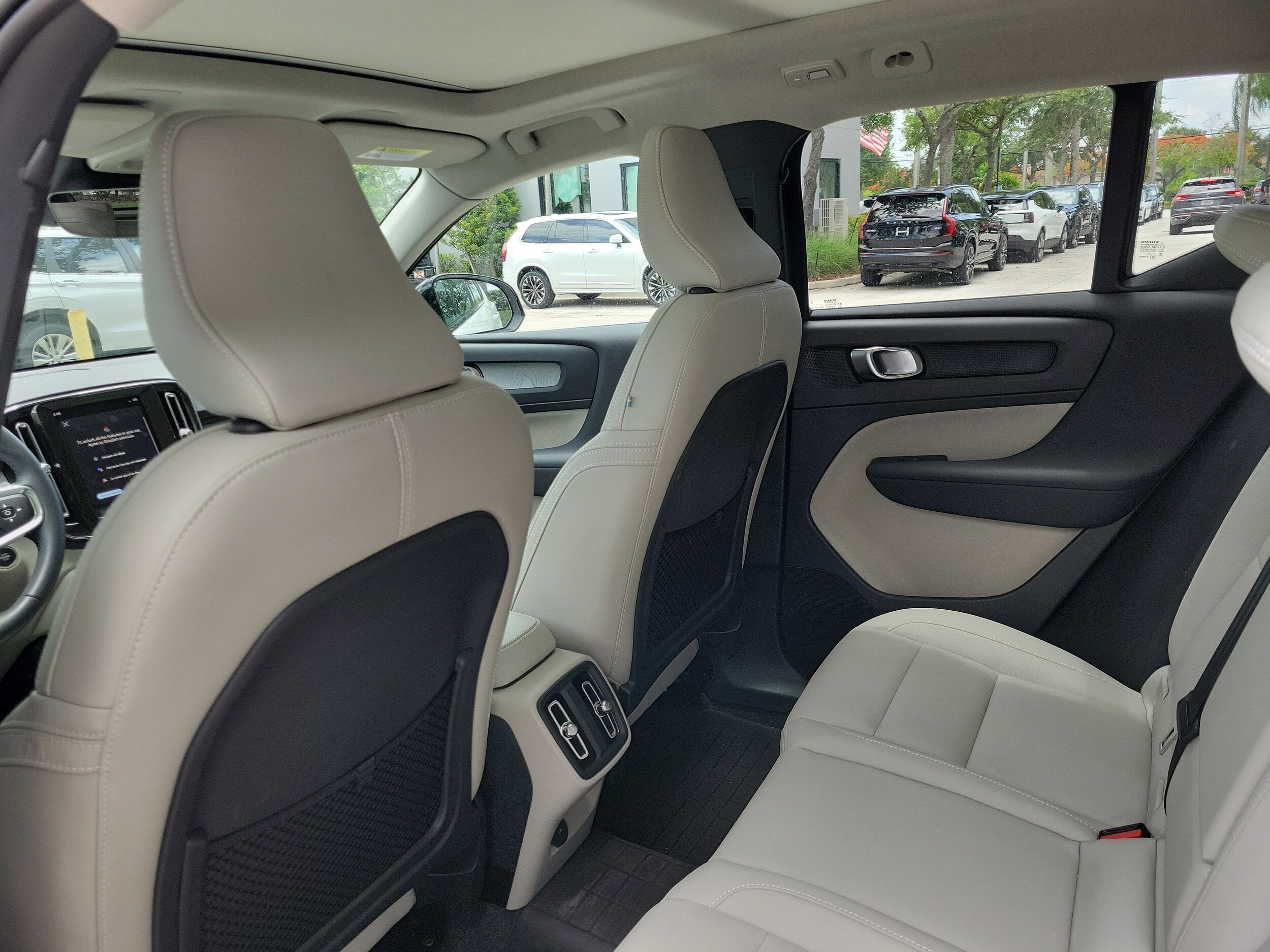 2024 Volvo XC40 Plus - Photo 12