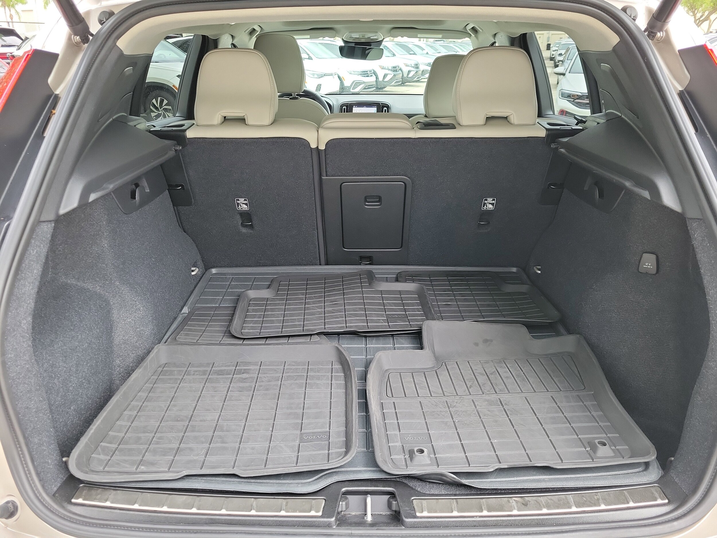 2024 Volvo XC40 Plus - Photo 11