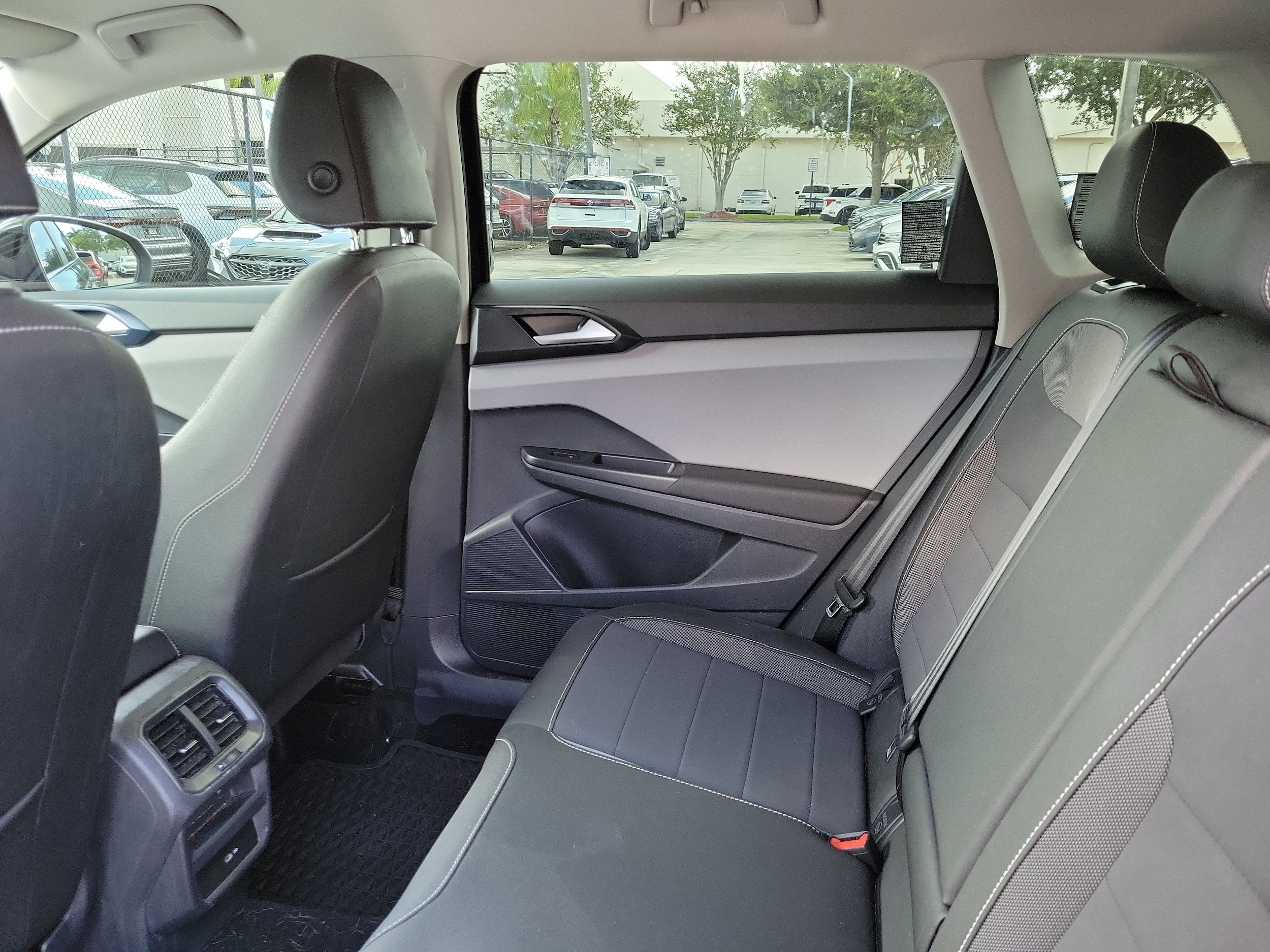 2023 Volkswagen Taos SE - Photo 13