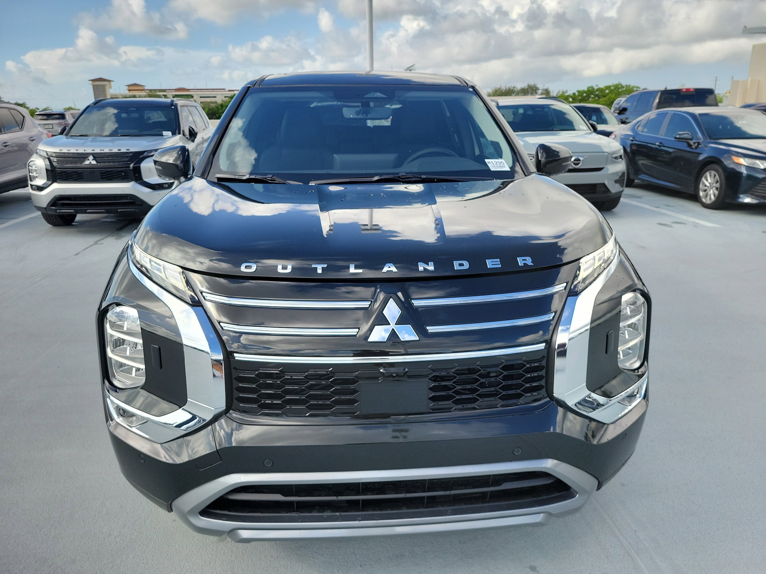 2025 Mitsubishi Outlander SE - Photo 2