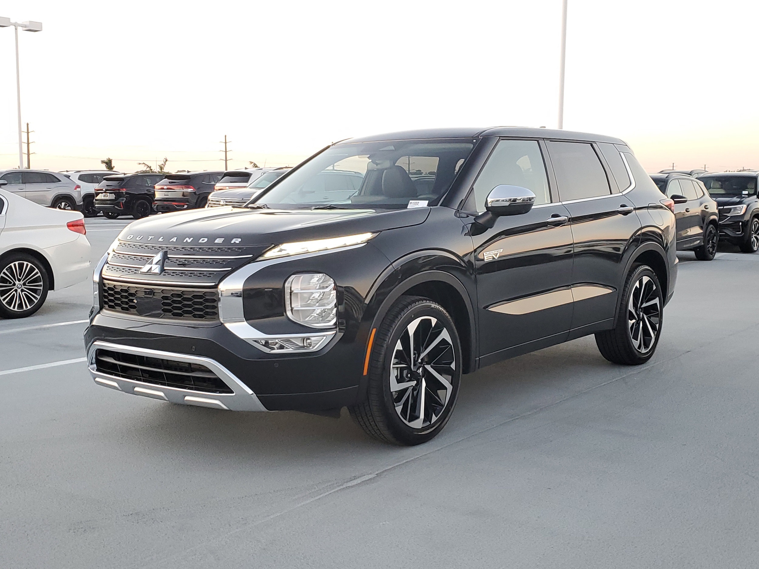 2025 Mitsubishi Outlander Plug-in Hybrid SE's photo