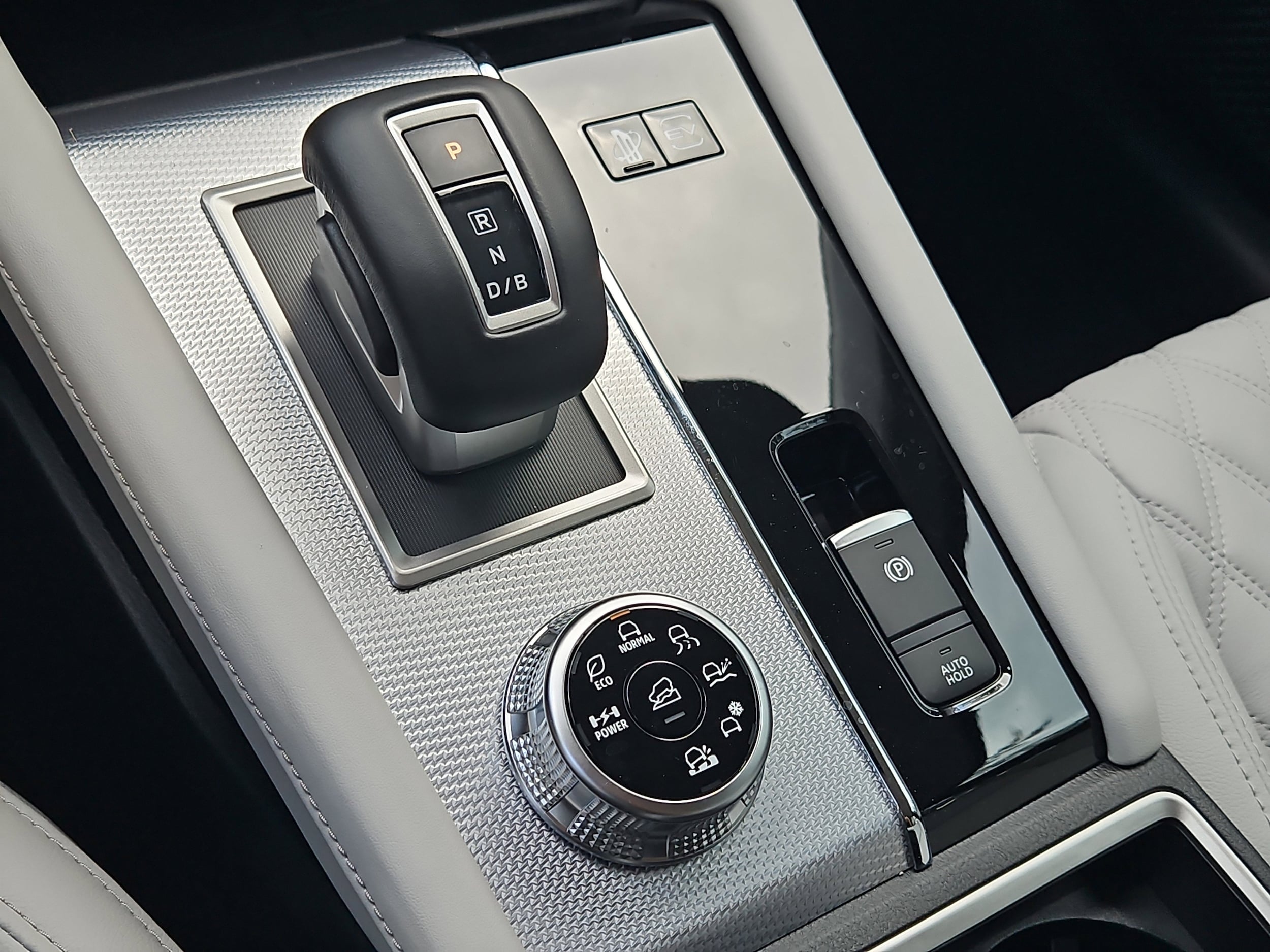 2025 Mitsubishi Outlander Plug-in Hybrid SEL - Photo 18