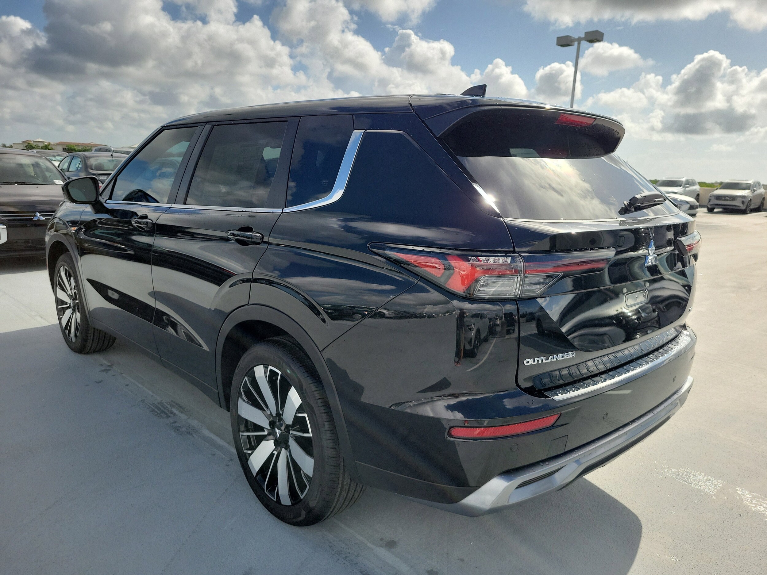 2025 Mitsubishi Outlander SE - Photo 7