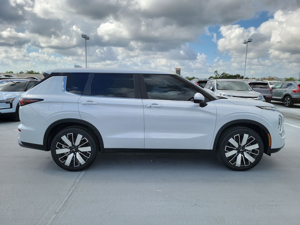 New 2026 Mitsubishi Outlander SE SUV