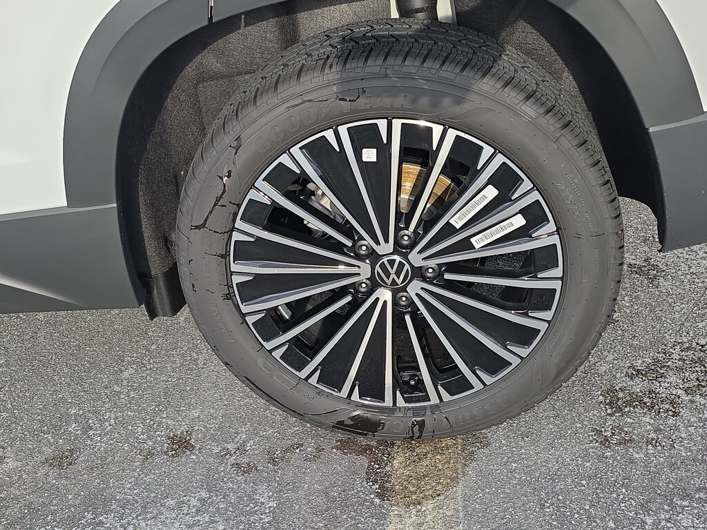 New 2025 Volkswagen Taos 1.5T SE SUV