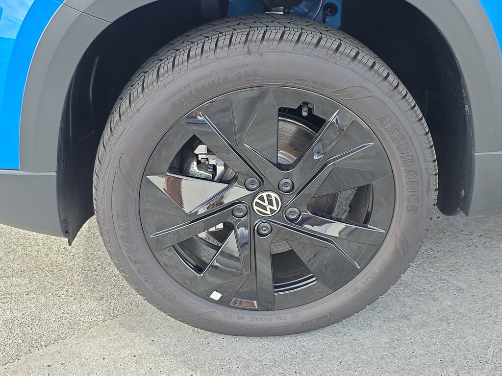 New 2025 Volkswagen Taos 1.5T SE SUV