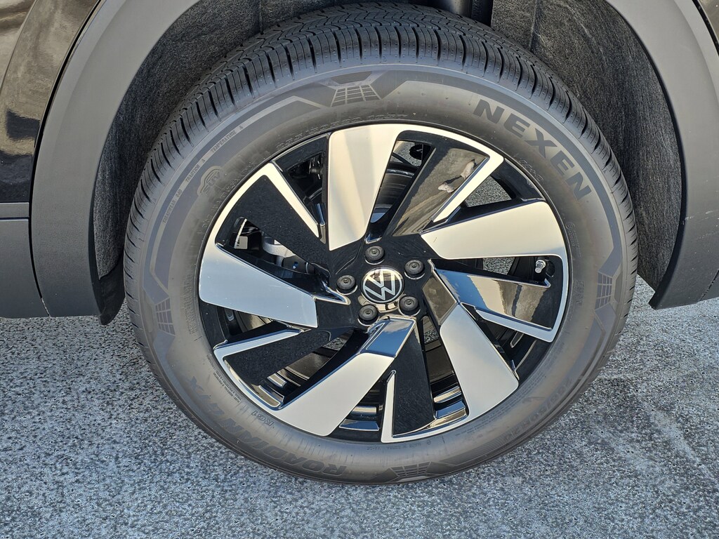 New 2026 Volkswagen Atlas Cross Sport 2.0T SE w/Technology SUV