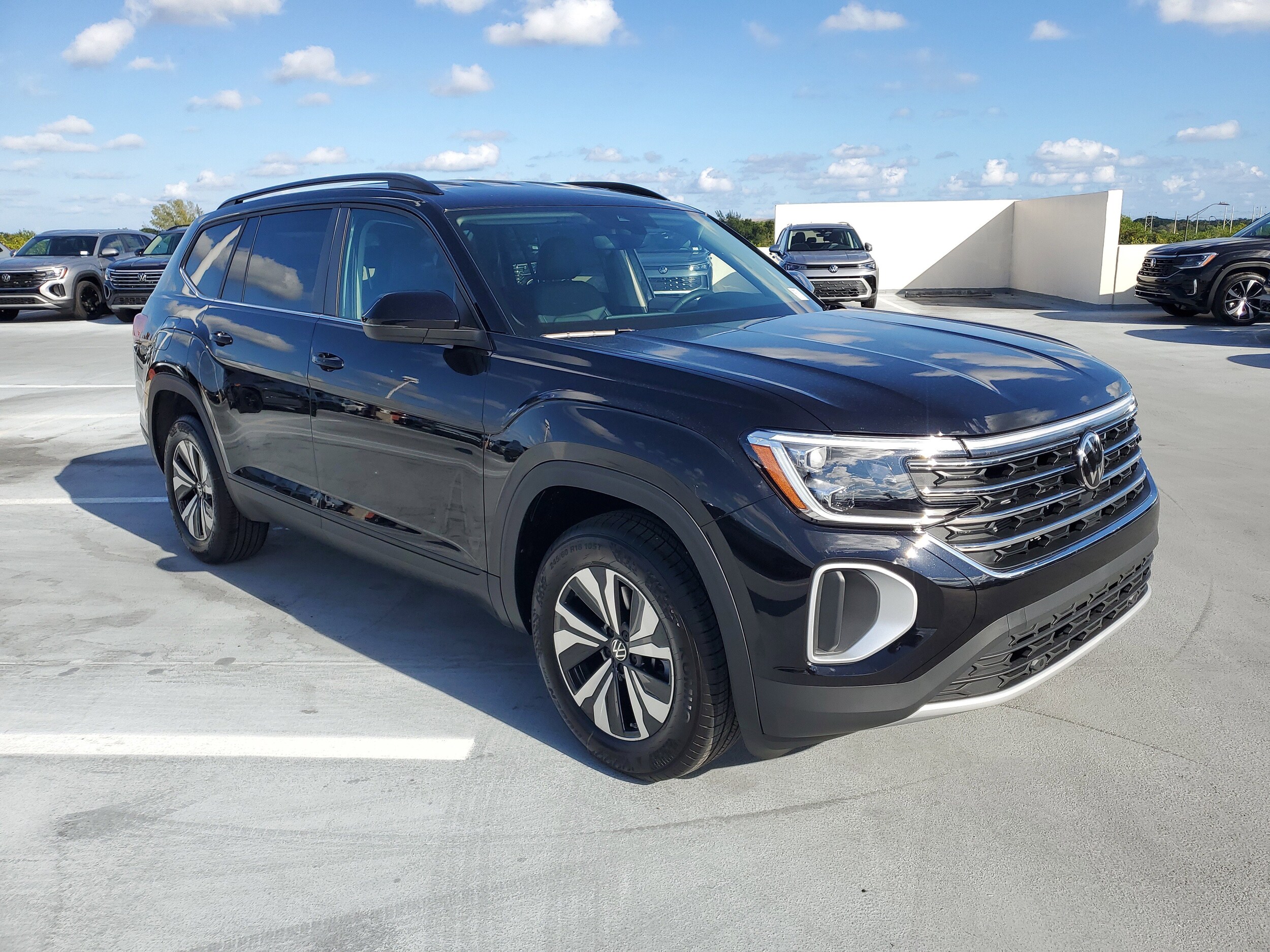 2026 Volkswagen Atlas SE photo 2