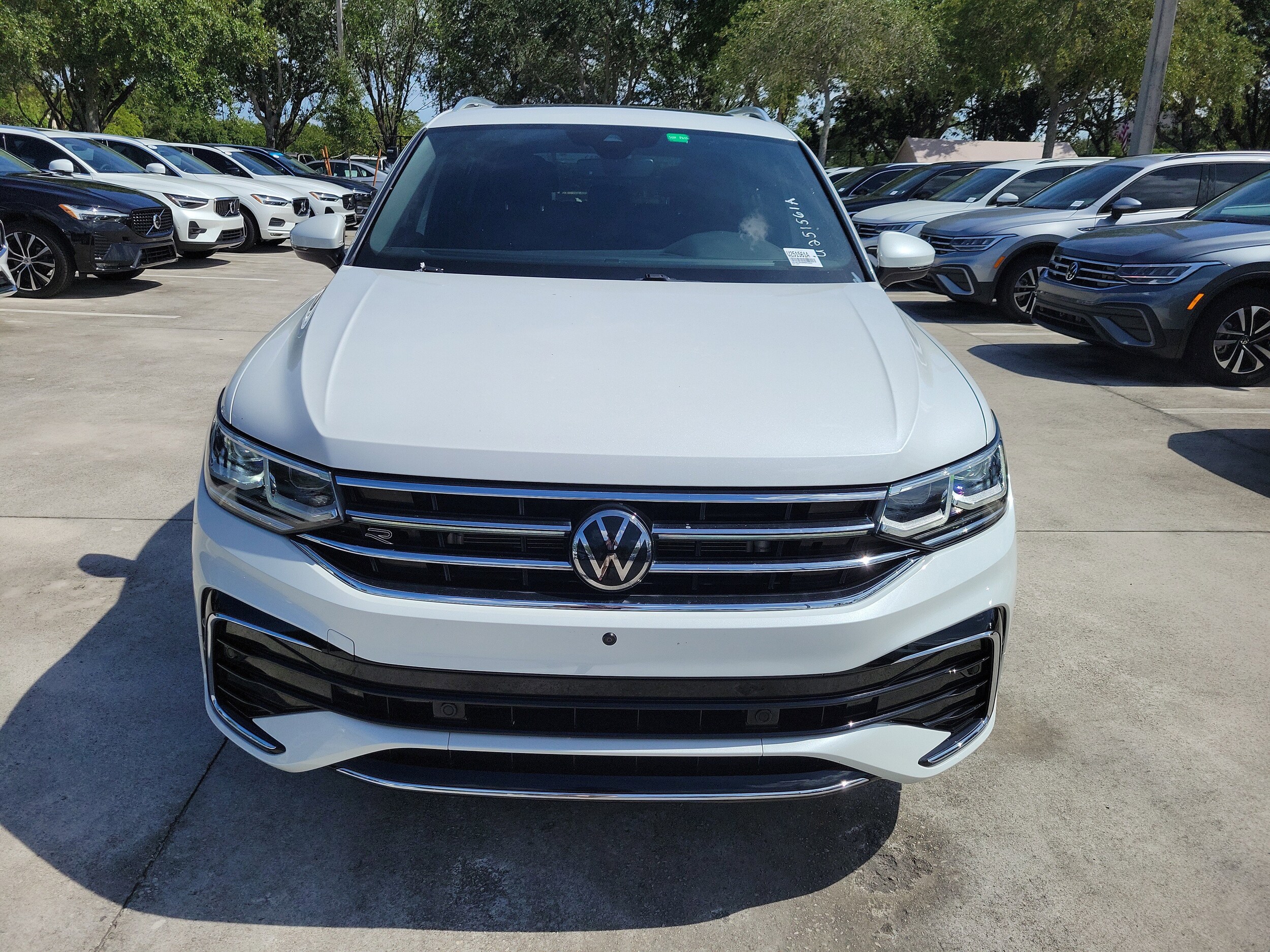 2022 Volkswagen Tiguan SEL Premium R-Line photo 2