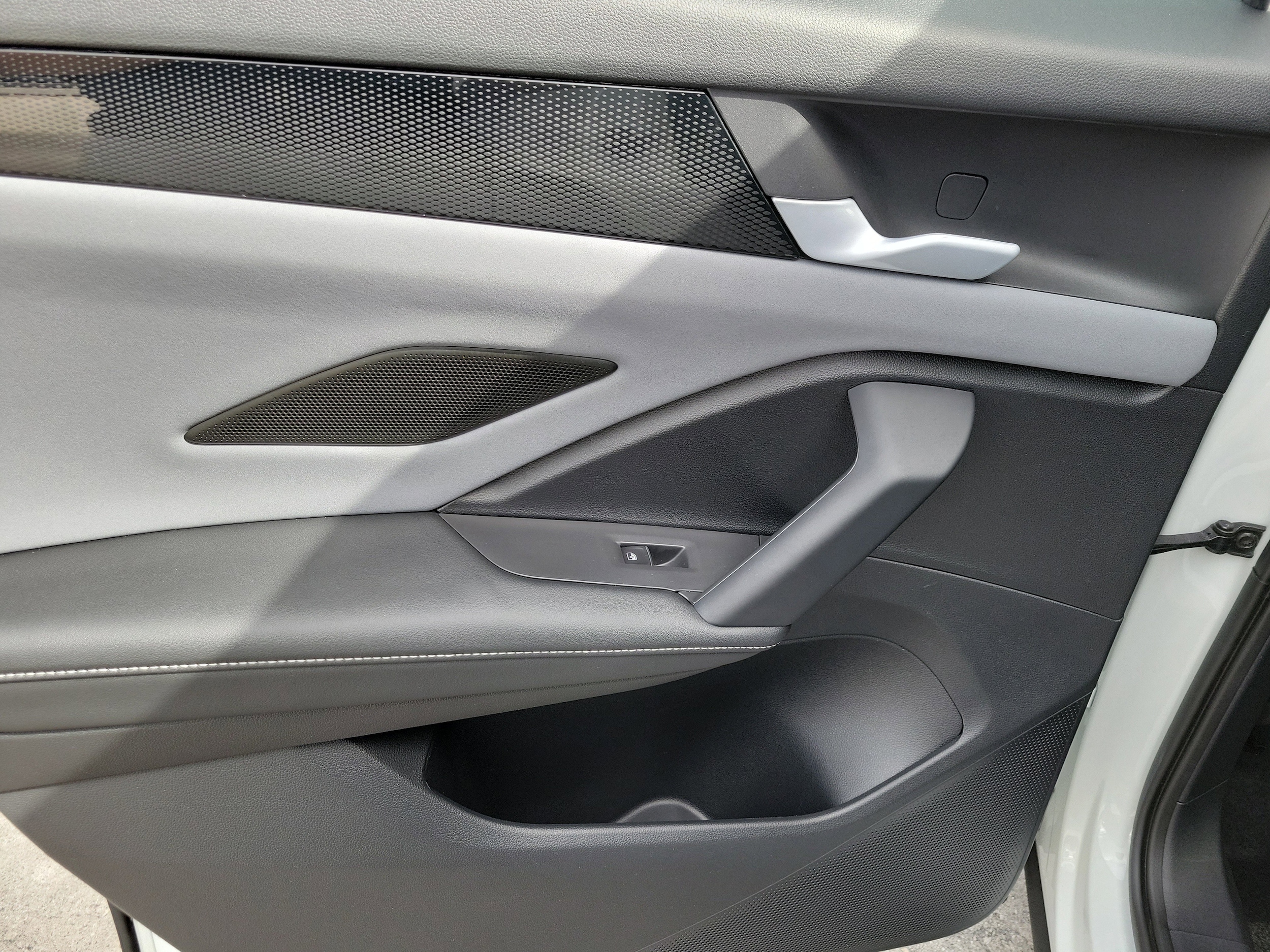 2025 Volkswagen Tiguan SE - Photo 17