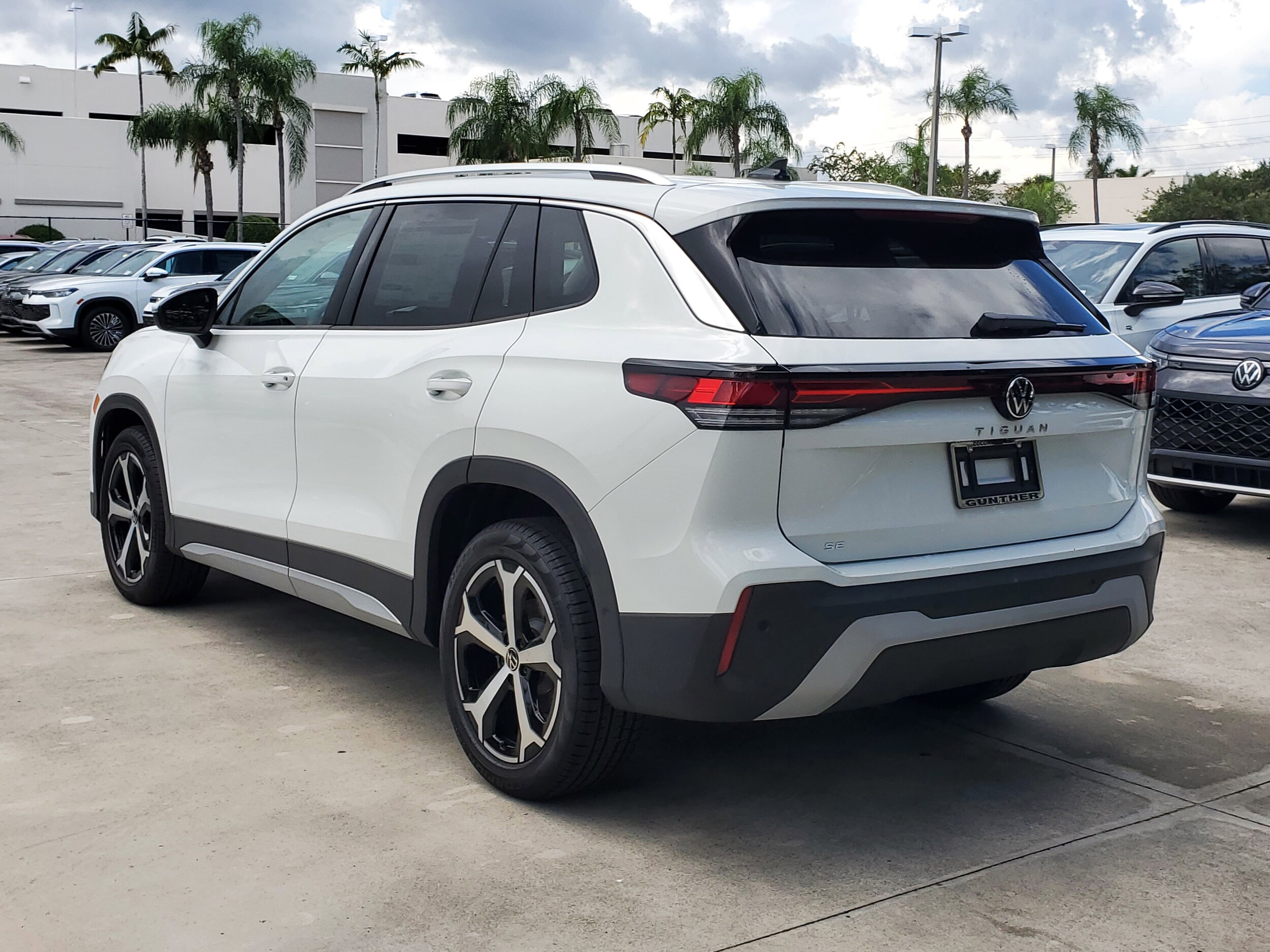 2026 Volkswagen Tiguan SE photo 3