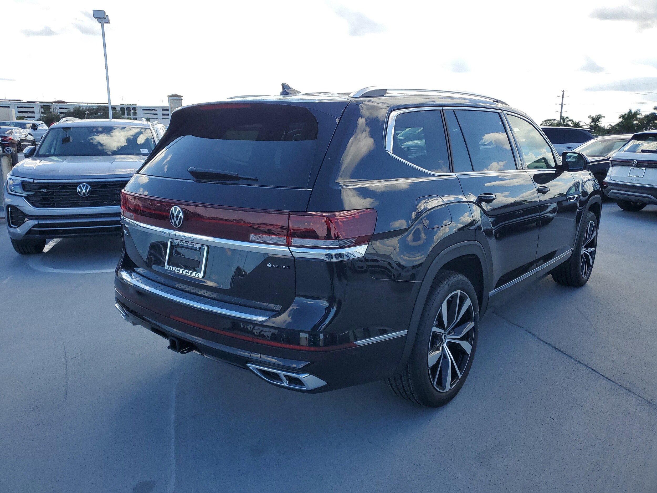 2026 Volkswagen Atlas SEL Premium R-Line photo 2