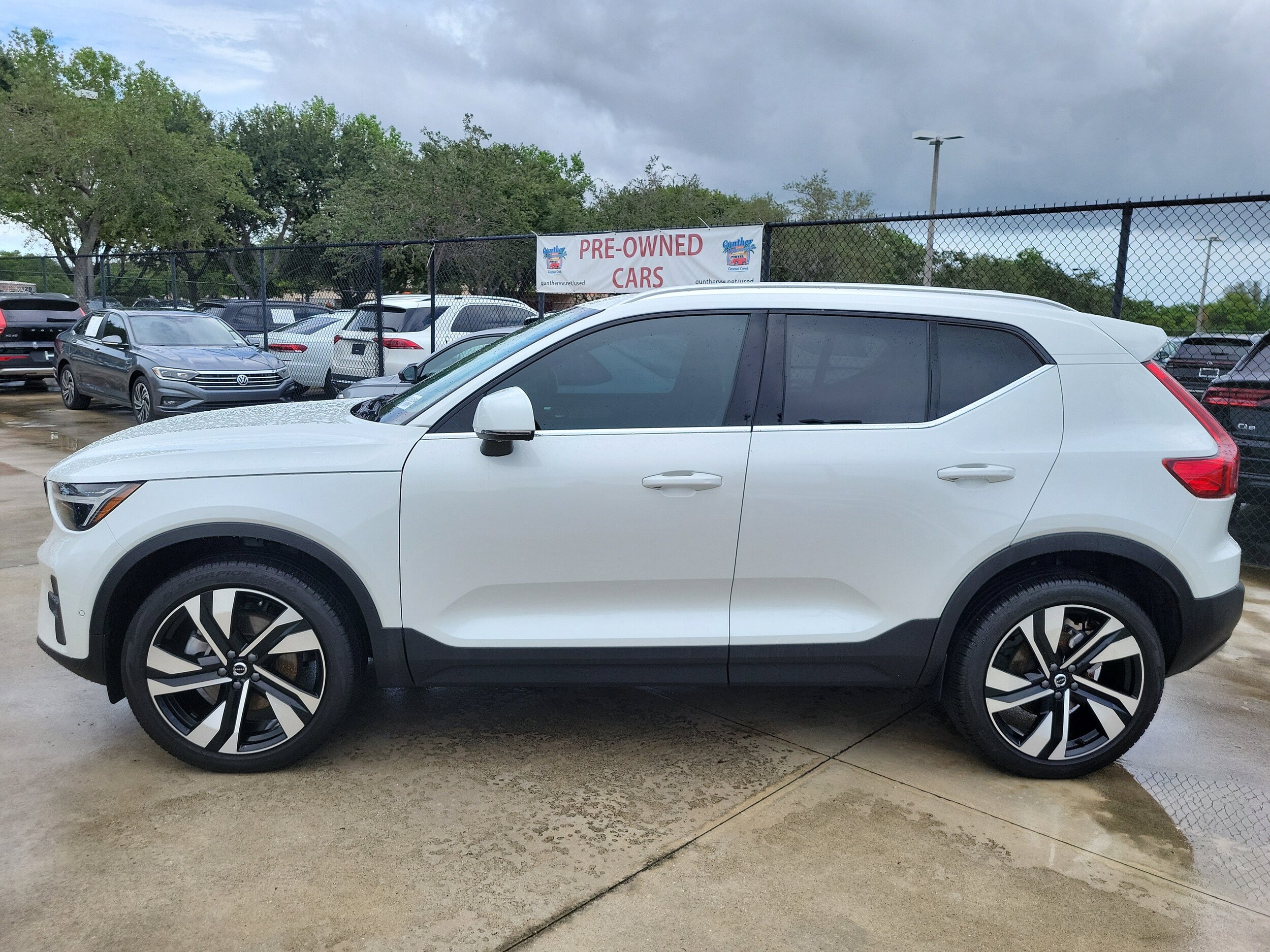 2024 Volvo XC40 Plus photo 4