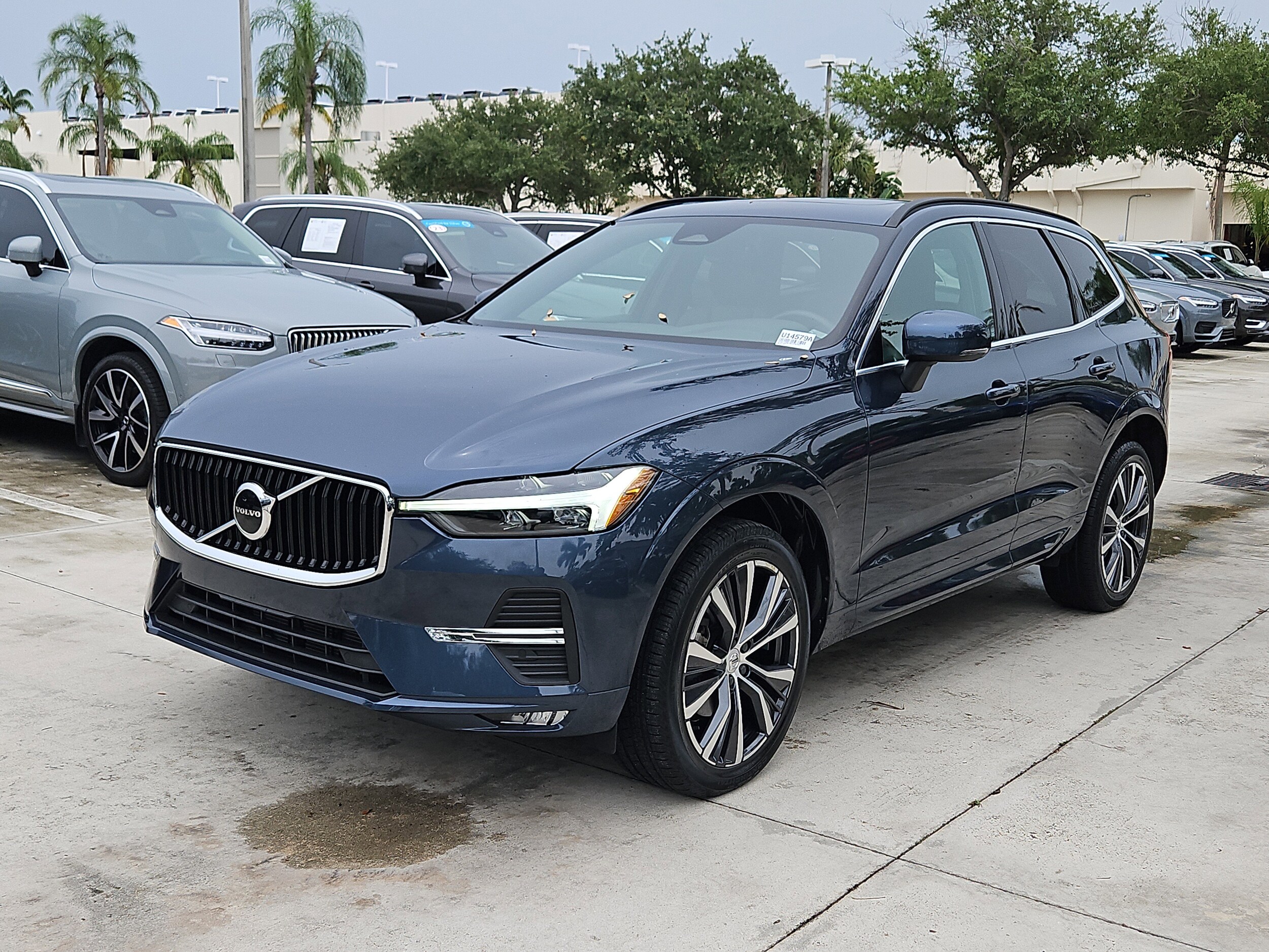 2022 Volvo XC60 B5 Momentum photo 3