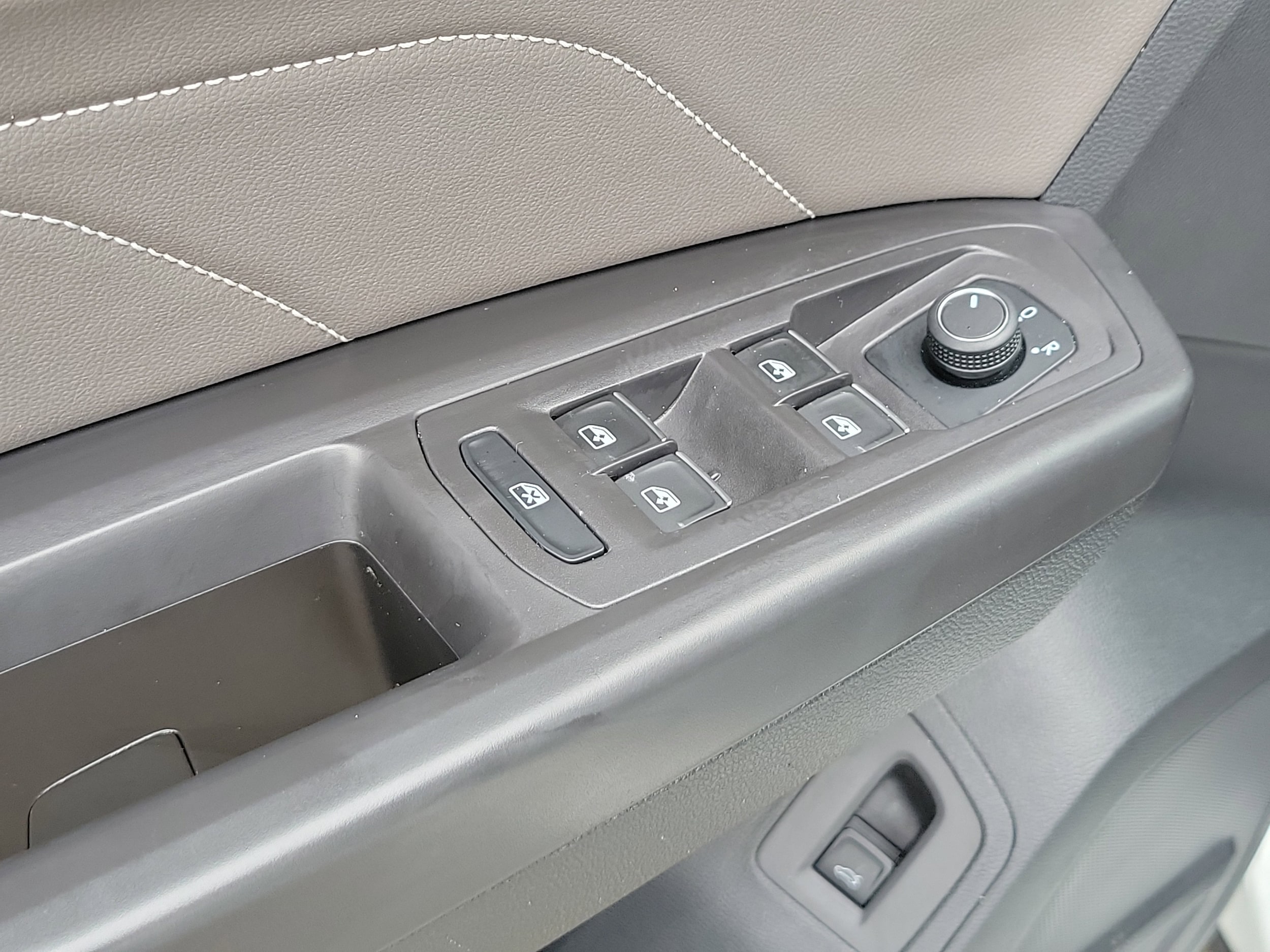 2023 Volkswagen Atlas SE w/Tech - Photo 16
