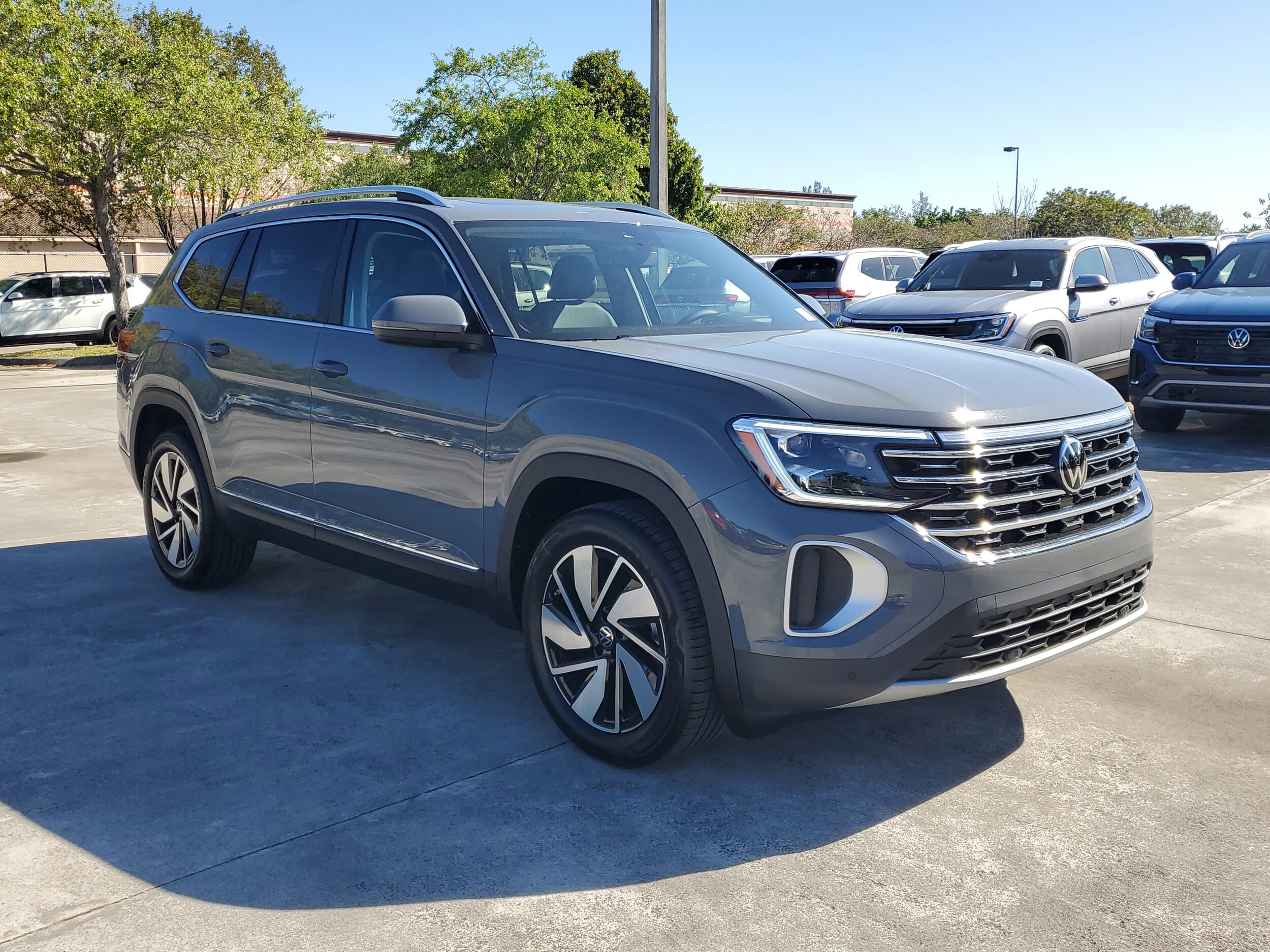 2025 Volkswagen Atlas SEL photo 2
